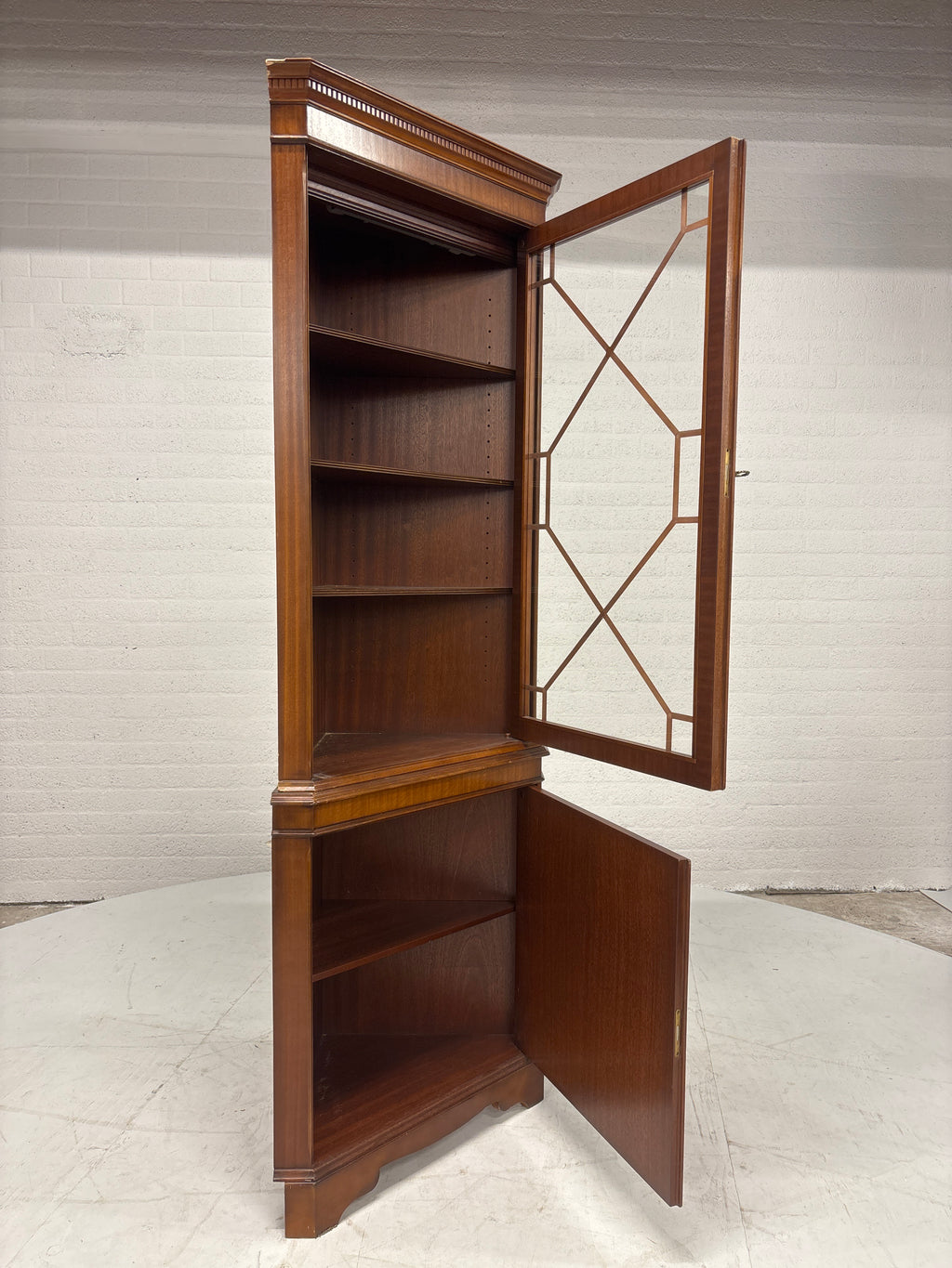 Hoekvitrine kast met licht