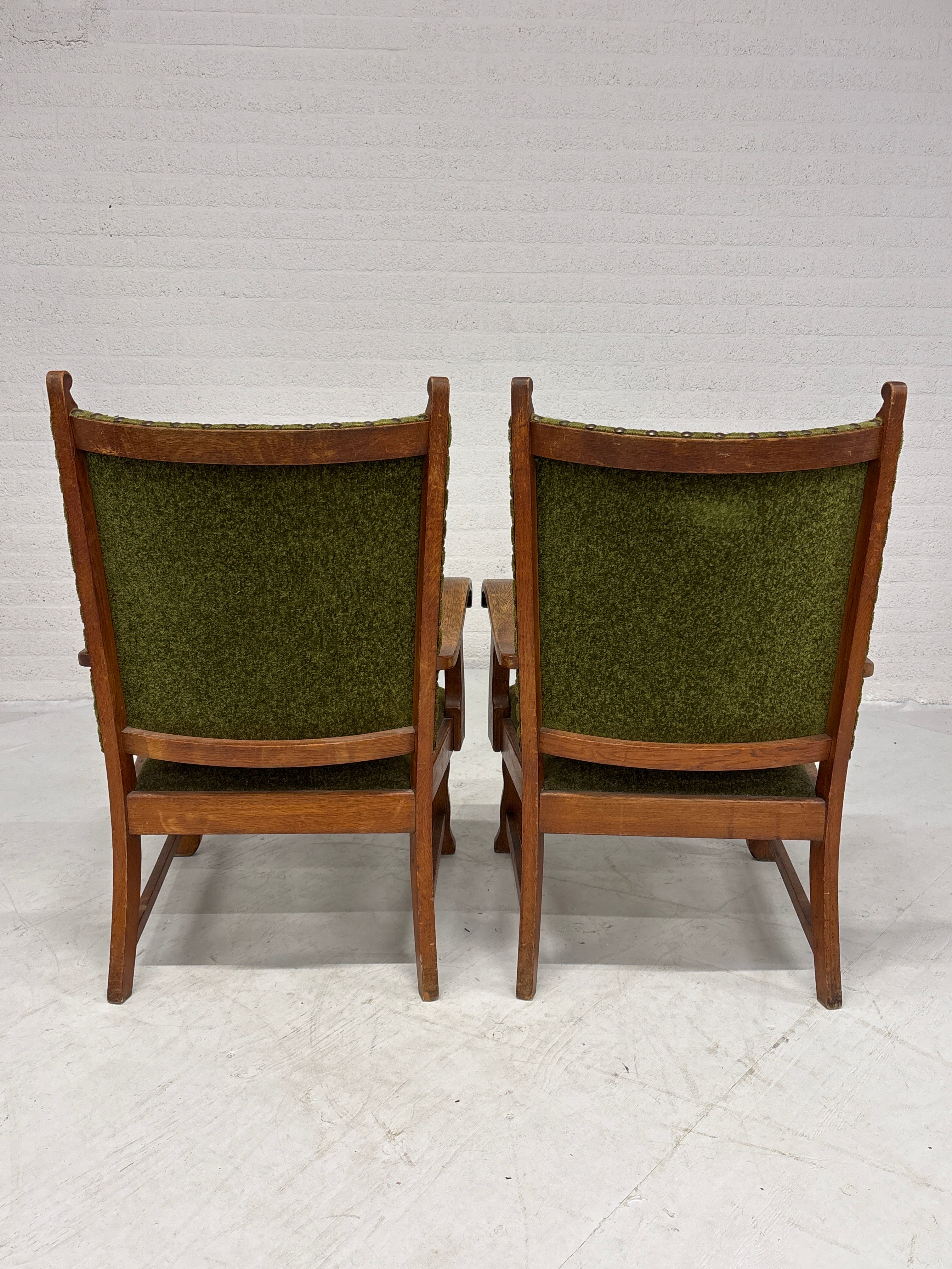 Robuuste stoelen met groene stof bekleding