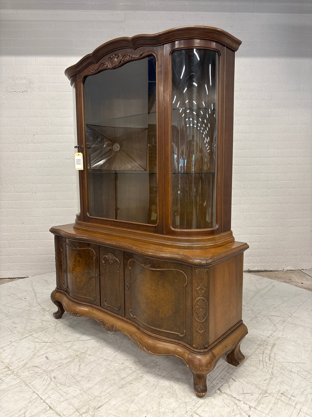 MP Mid century vitrinekast gebogen glas