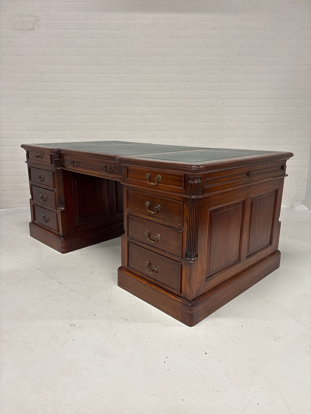 Bureau met leren inleg