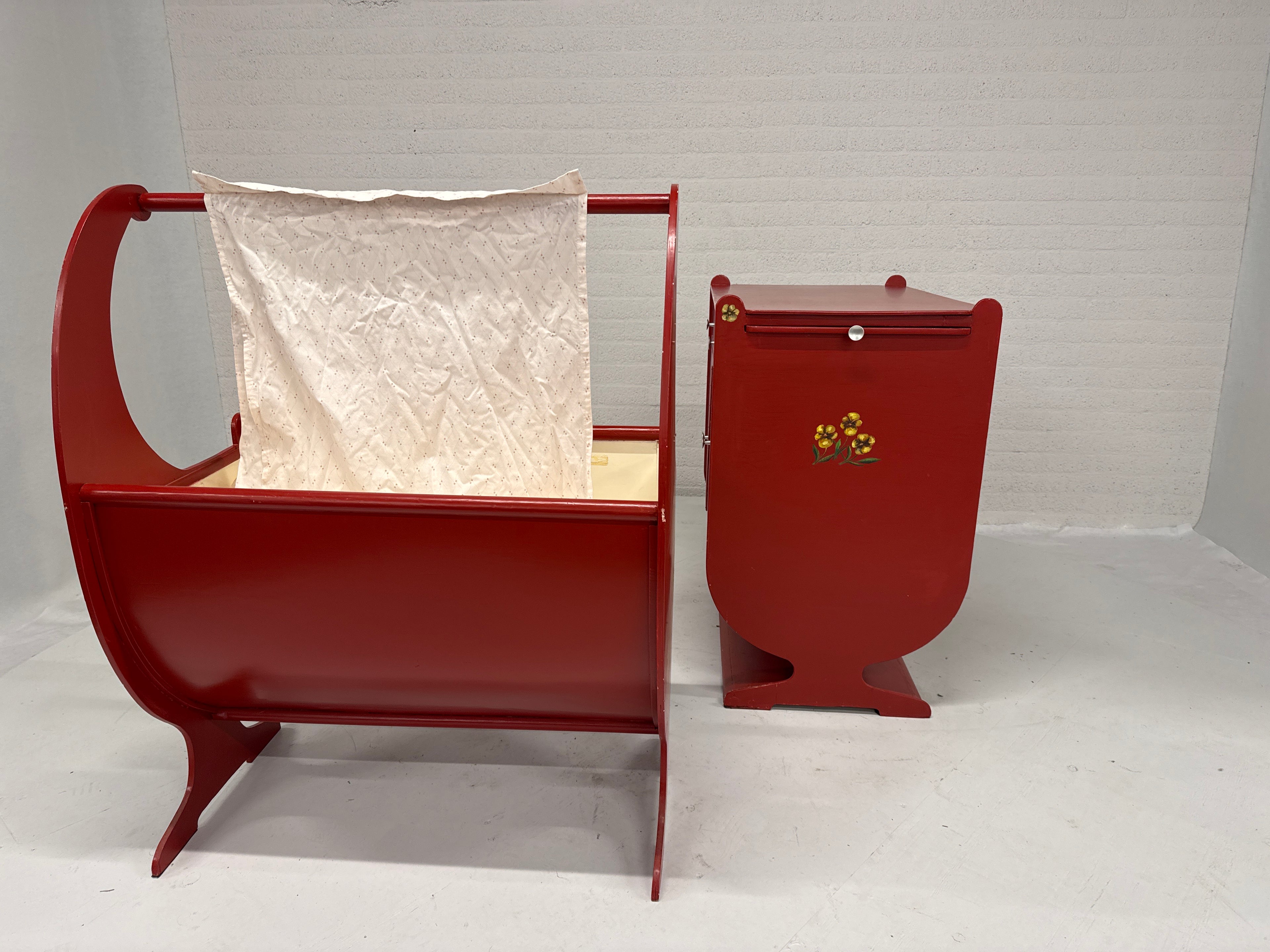 Vintage commode en wieg in rood met bloemen handgeschilderd