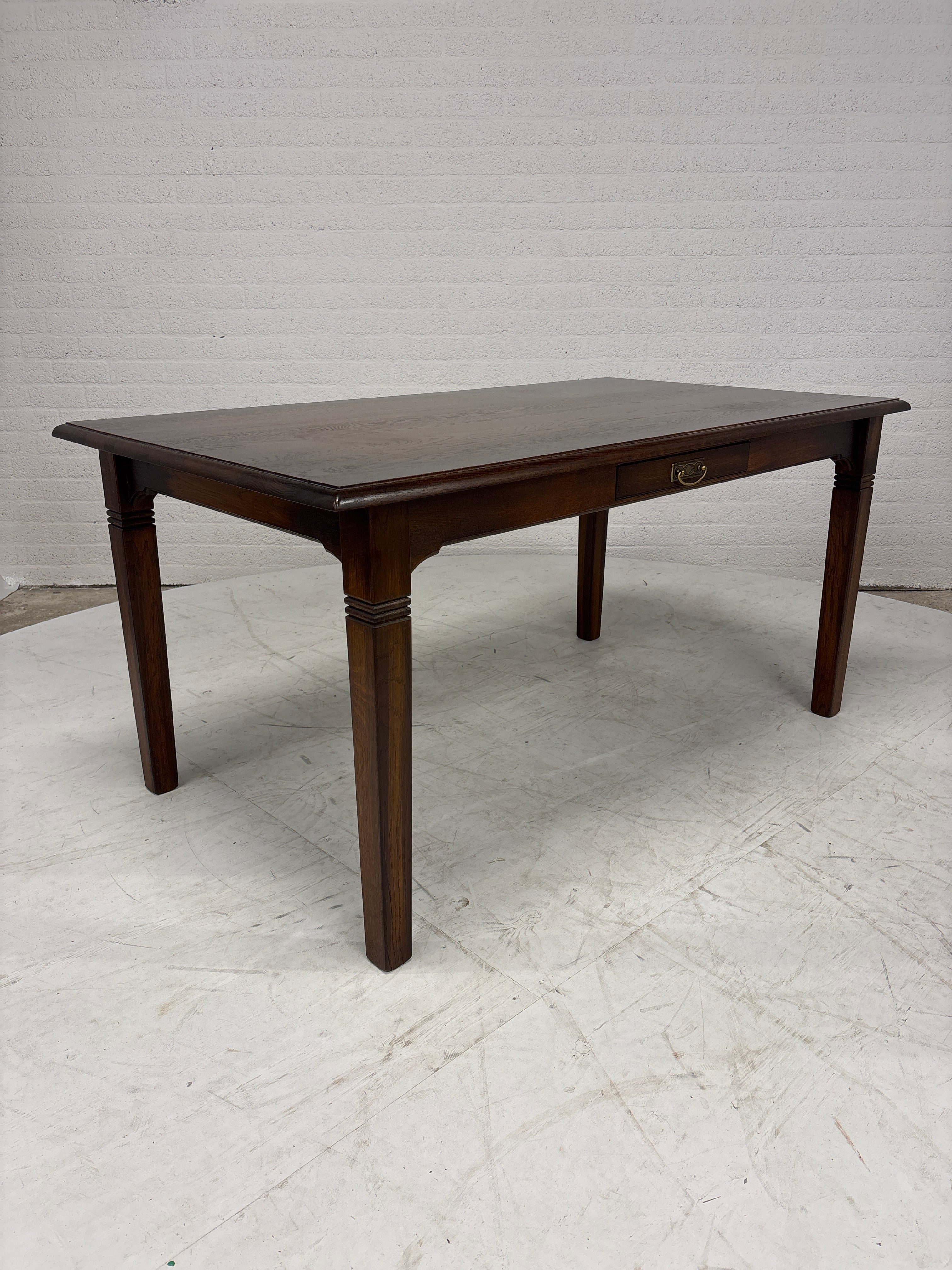 Prachtige eettafel met lade