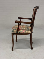 Stoel met bloem bekleding