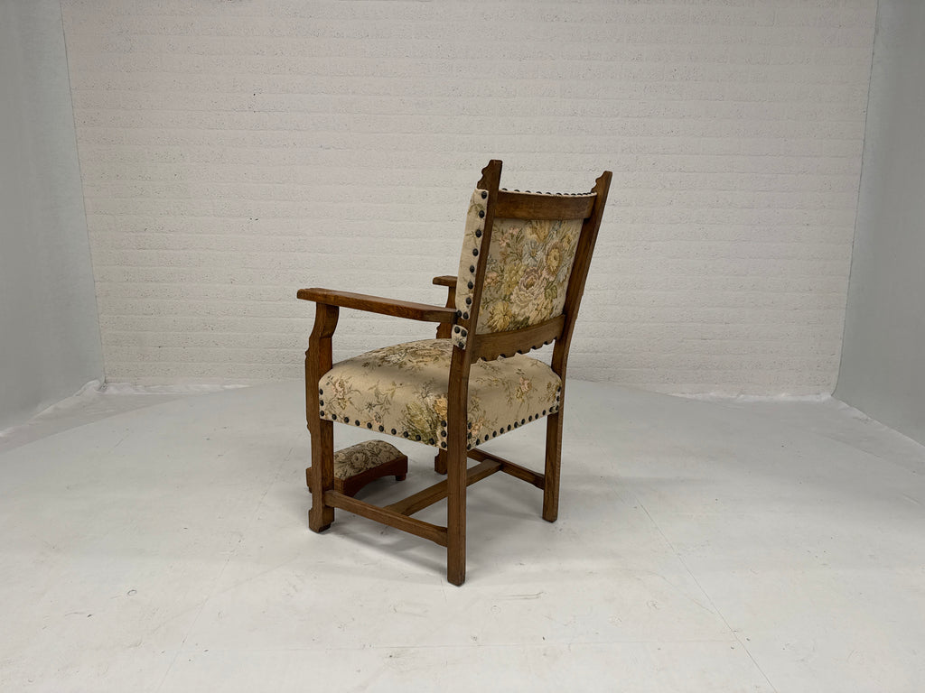 Kasteel stoel met voetenbankje