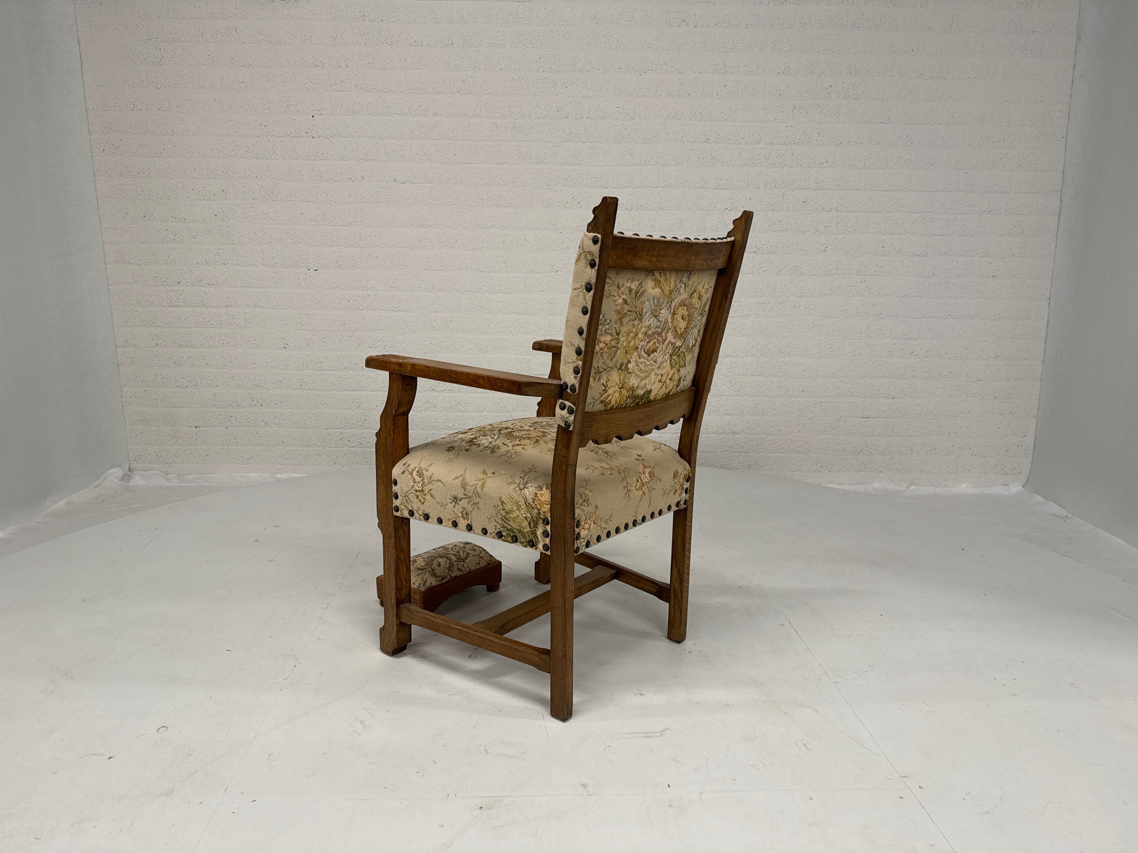 Kasteel stoel met voetenbankje