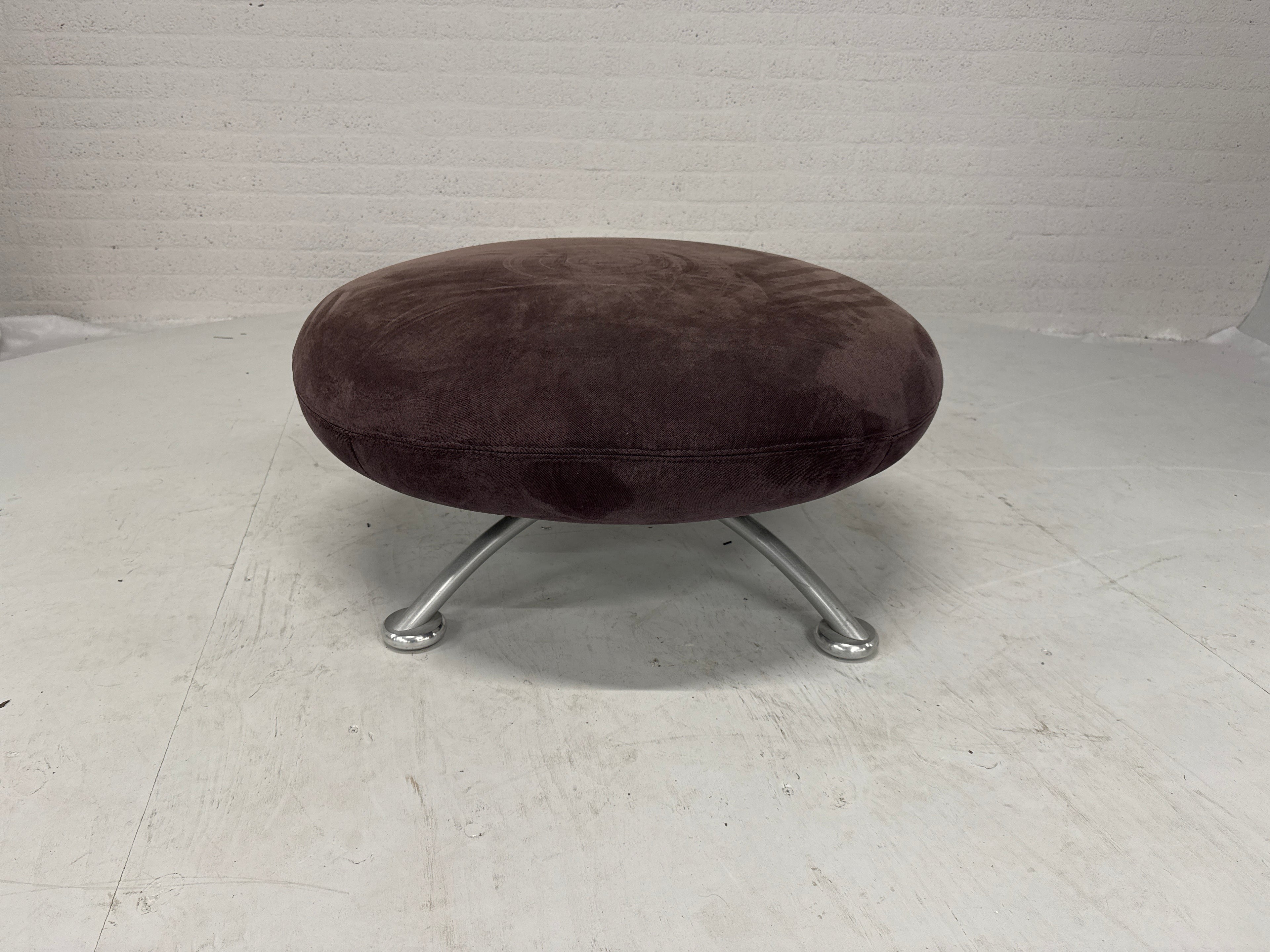 Design poef grijze stof alu poten