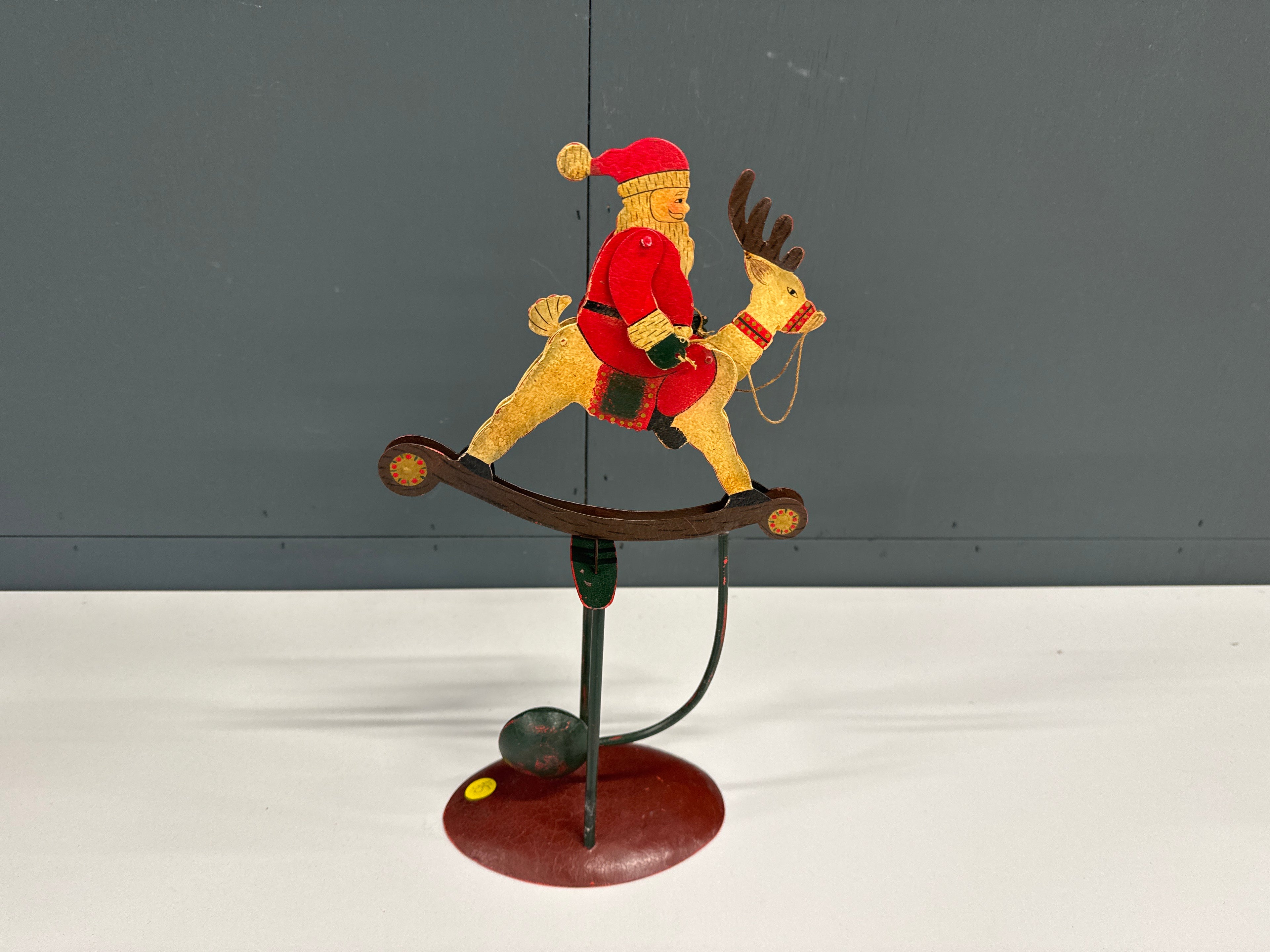 Kerstman op rendier schommel