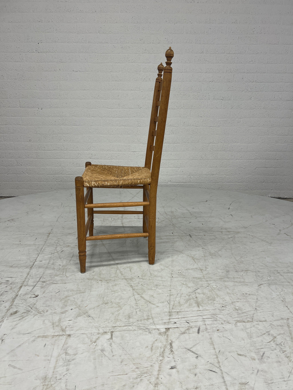 Vintage houten ladderstoel met rotan zitting