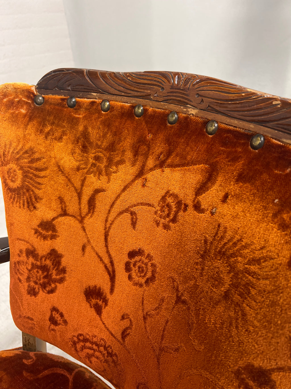 Antieke fauteuil met geleefde charme