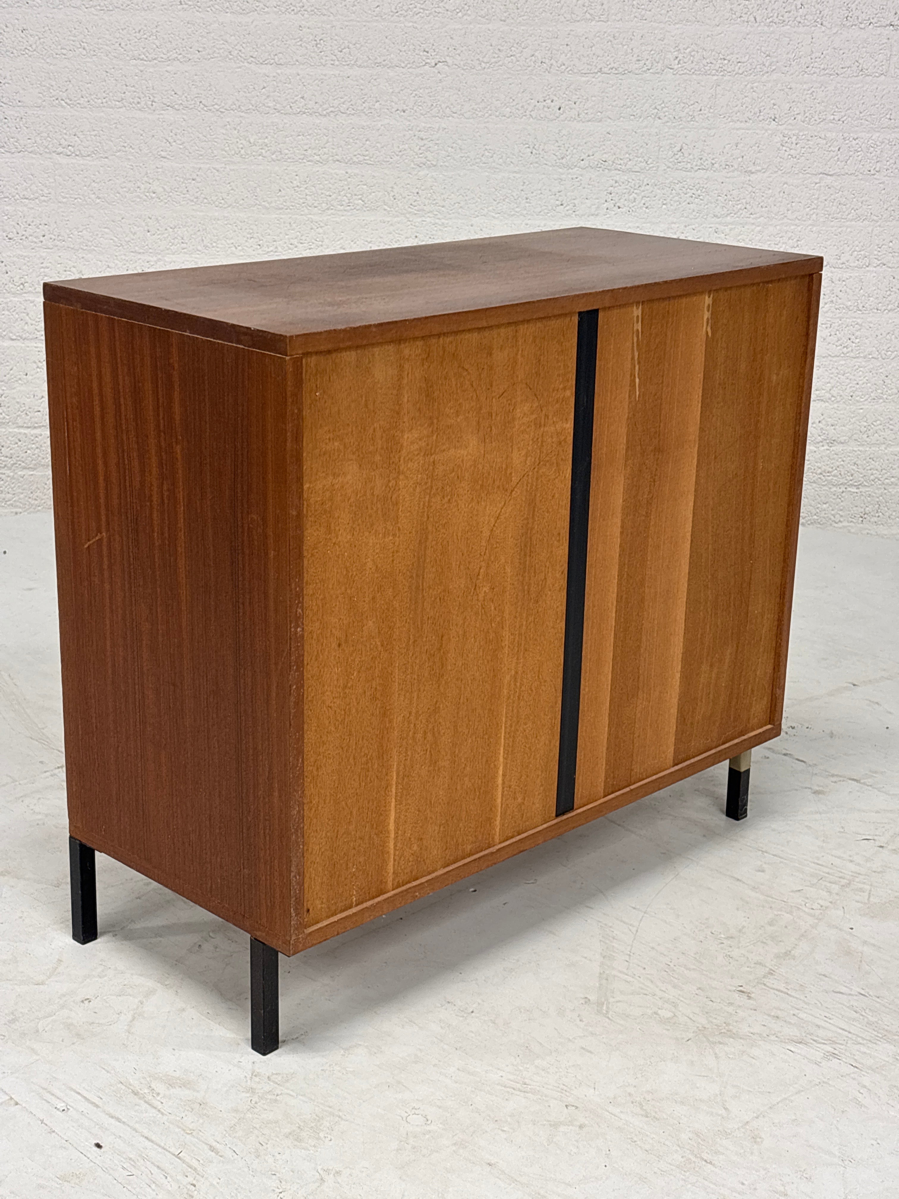 Vintage kastje met 4 laden , breed