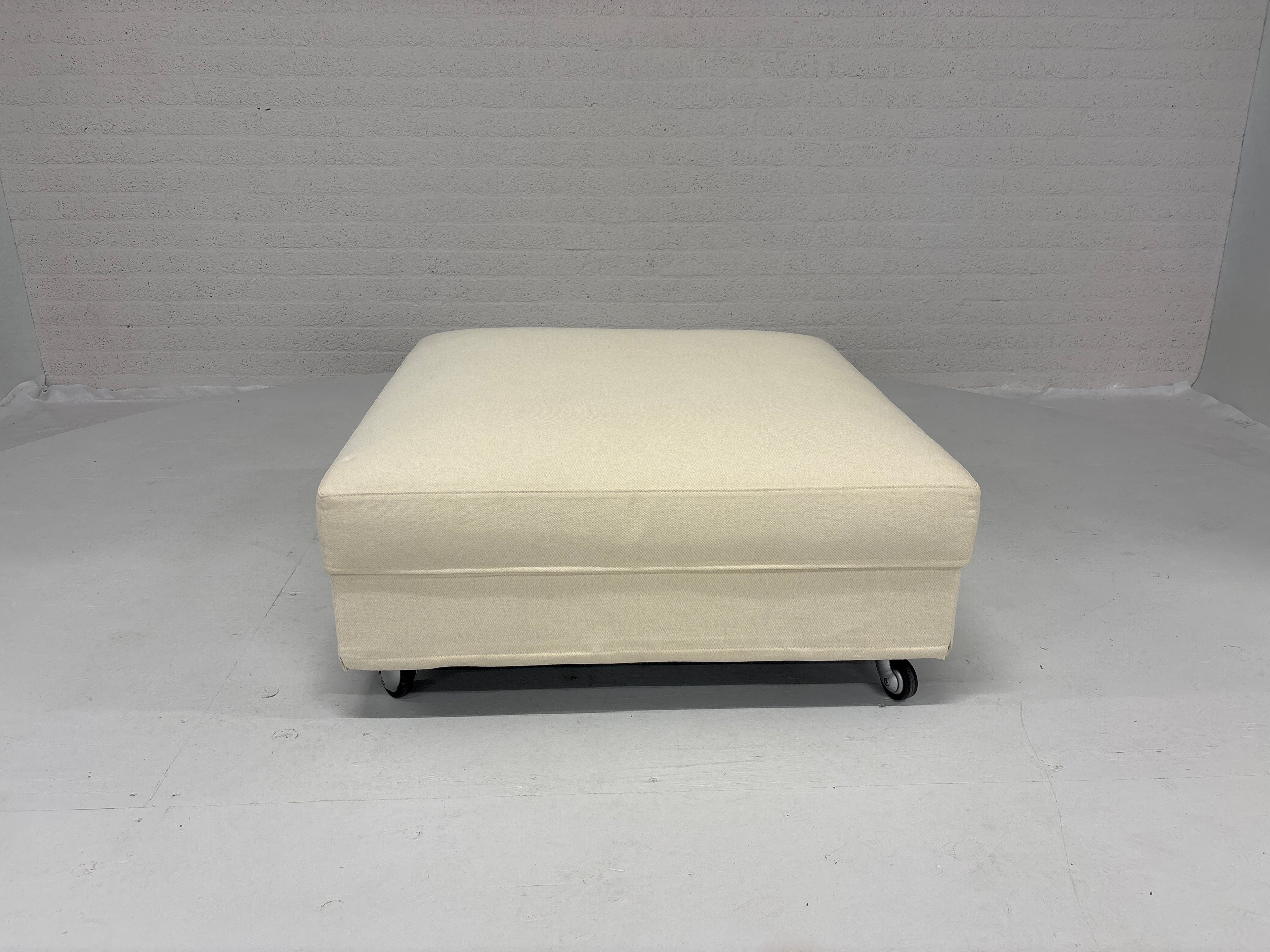 Hocker stof creme op wielen