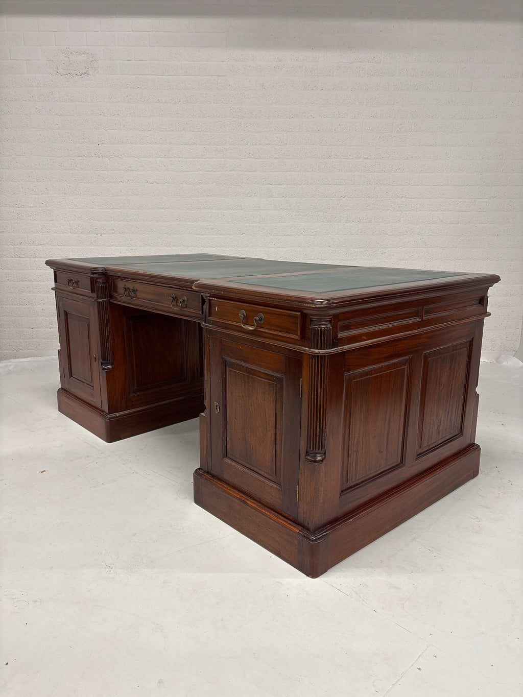 Bureau met leren inleg
