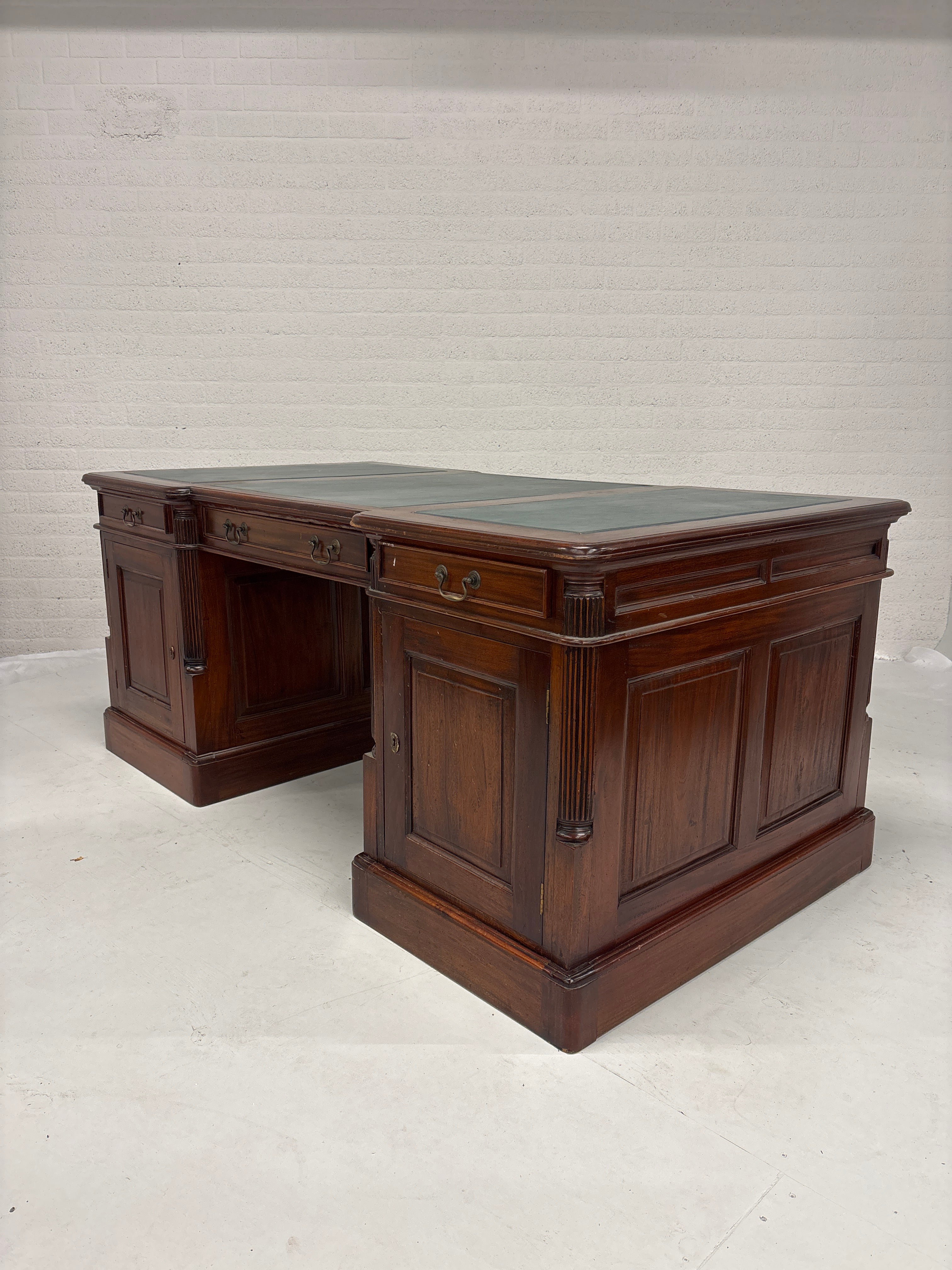 Bureau met leren inleg