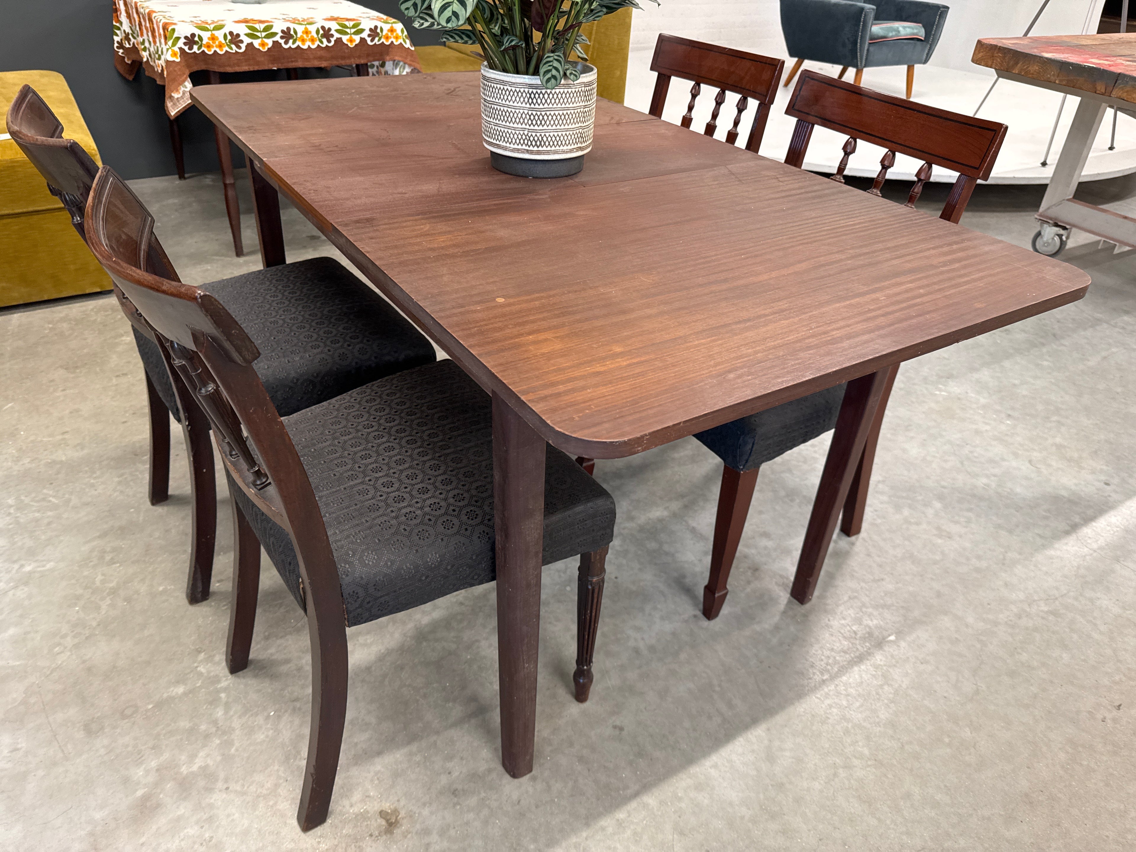 Eettafel uitschuifbaar donker