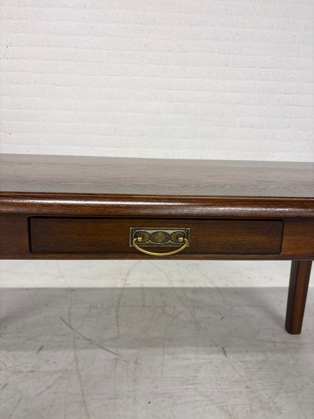 Prachtige eettafel met lade