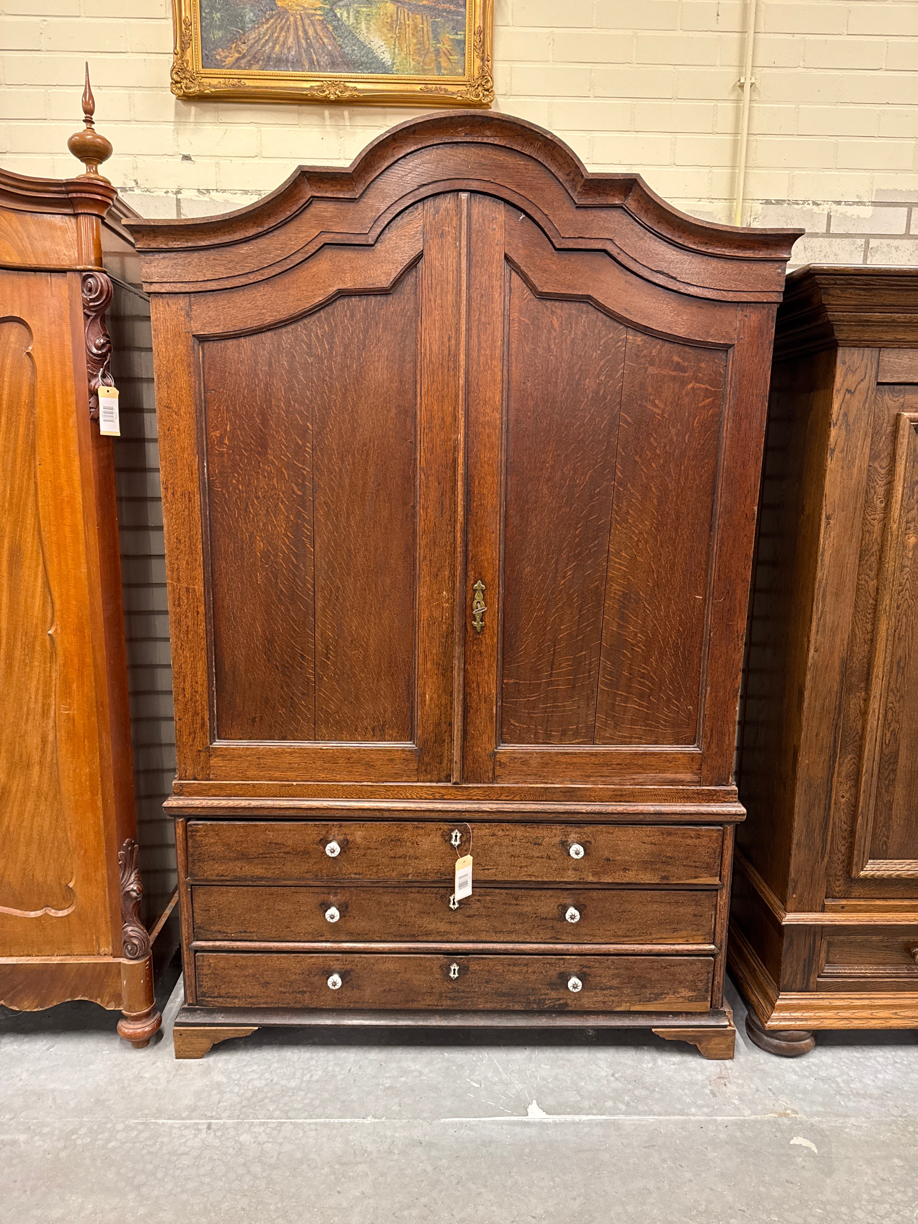 Antieke linnenkast eiken kabinet Limburgs