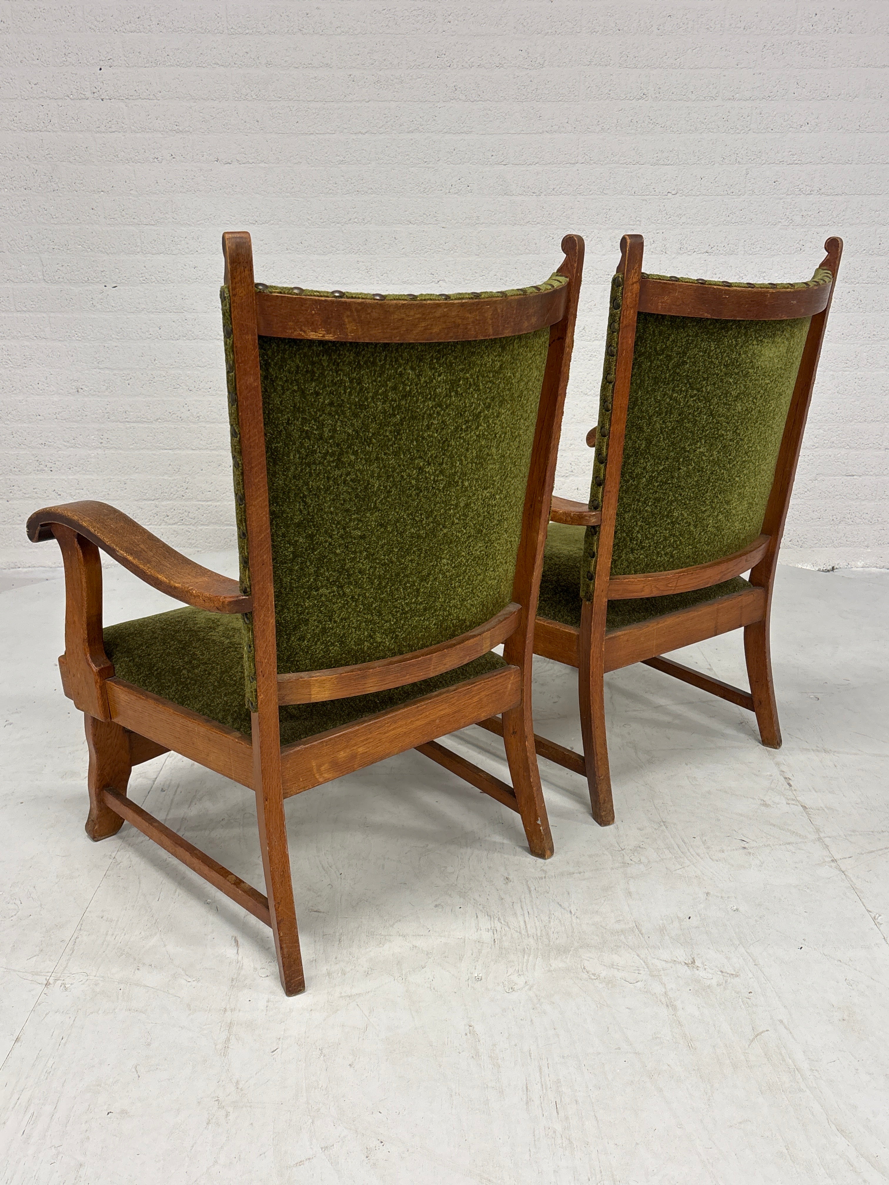 Robuuste stoelen met groene stof bekleding