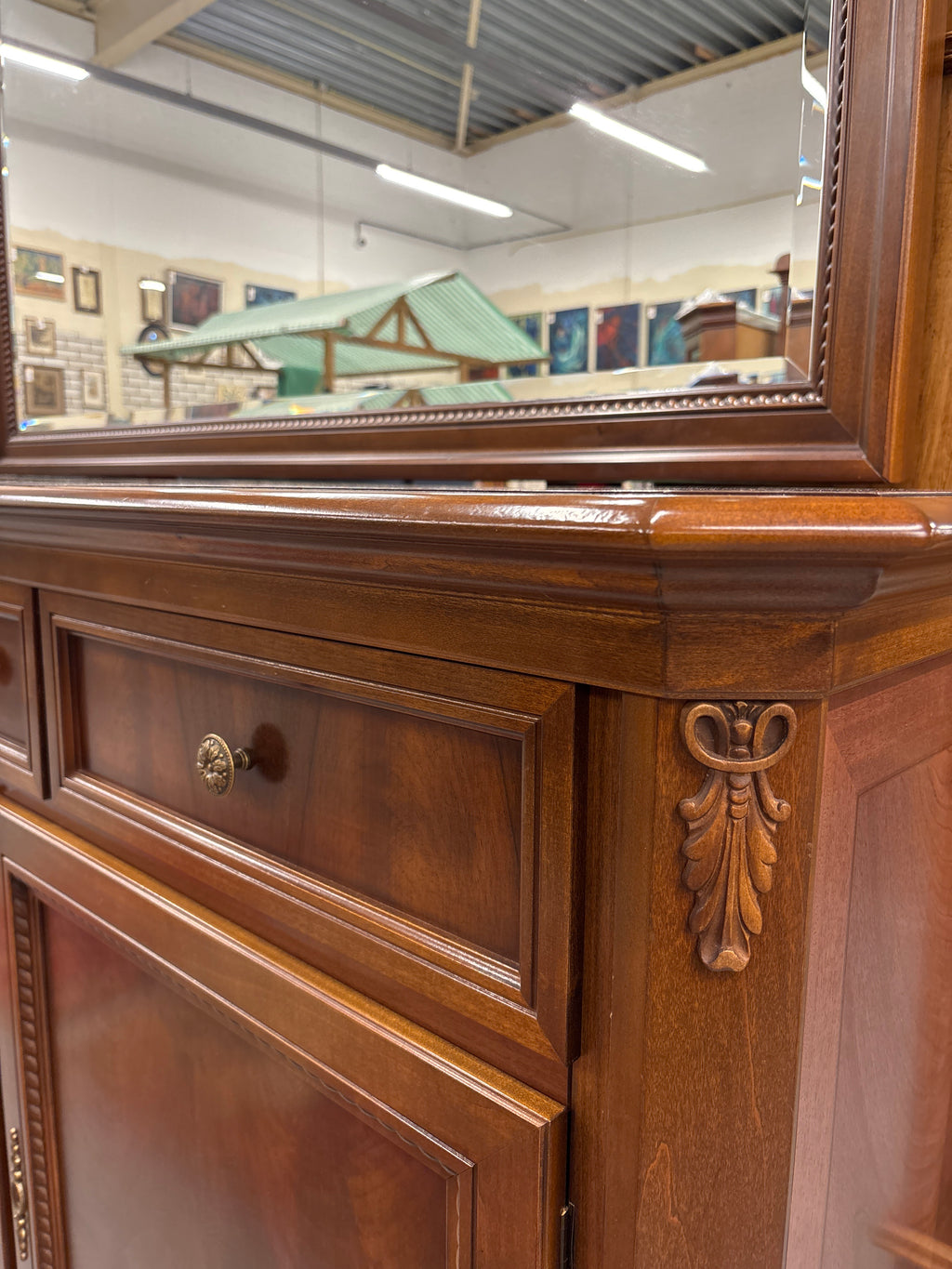 Groot dressoir met bijbehorende spiegel