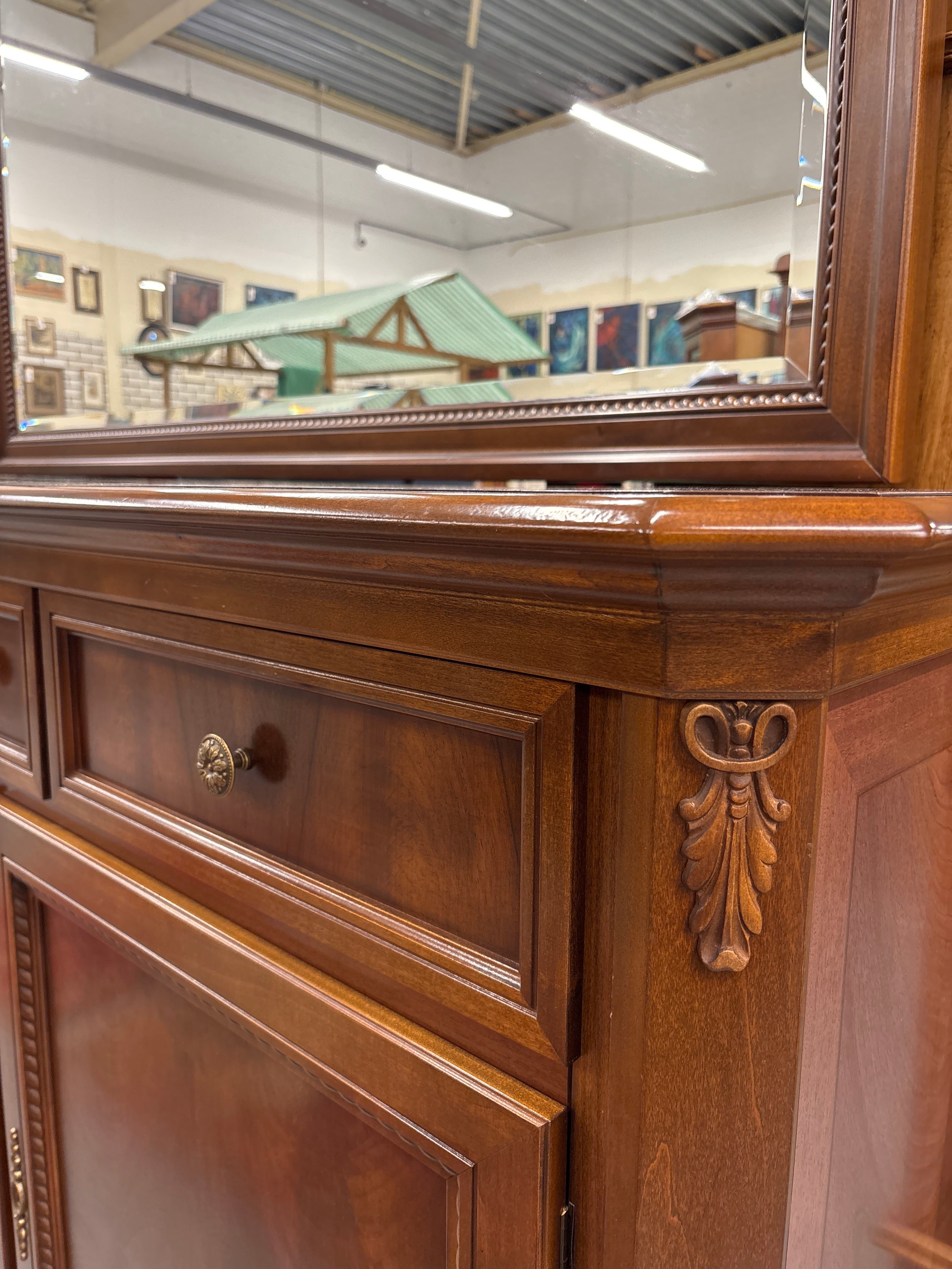Groot dressoir met bijbehorende spiegel