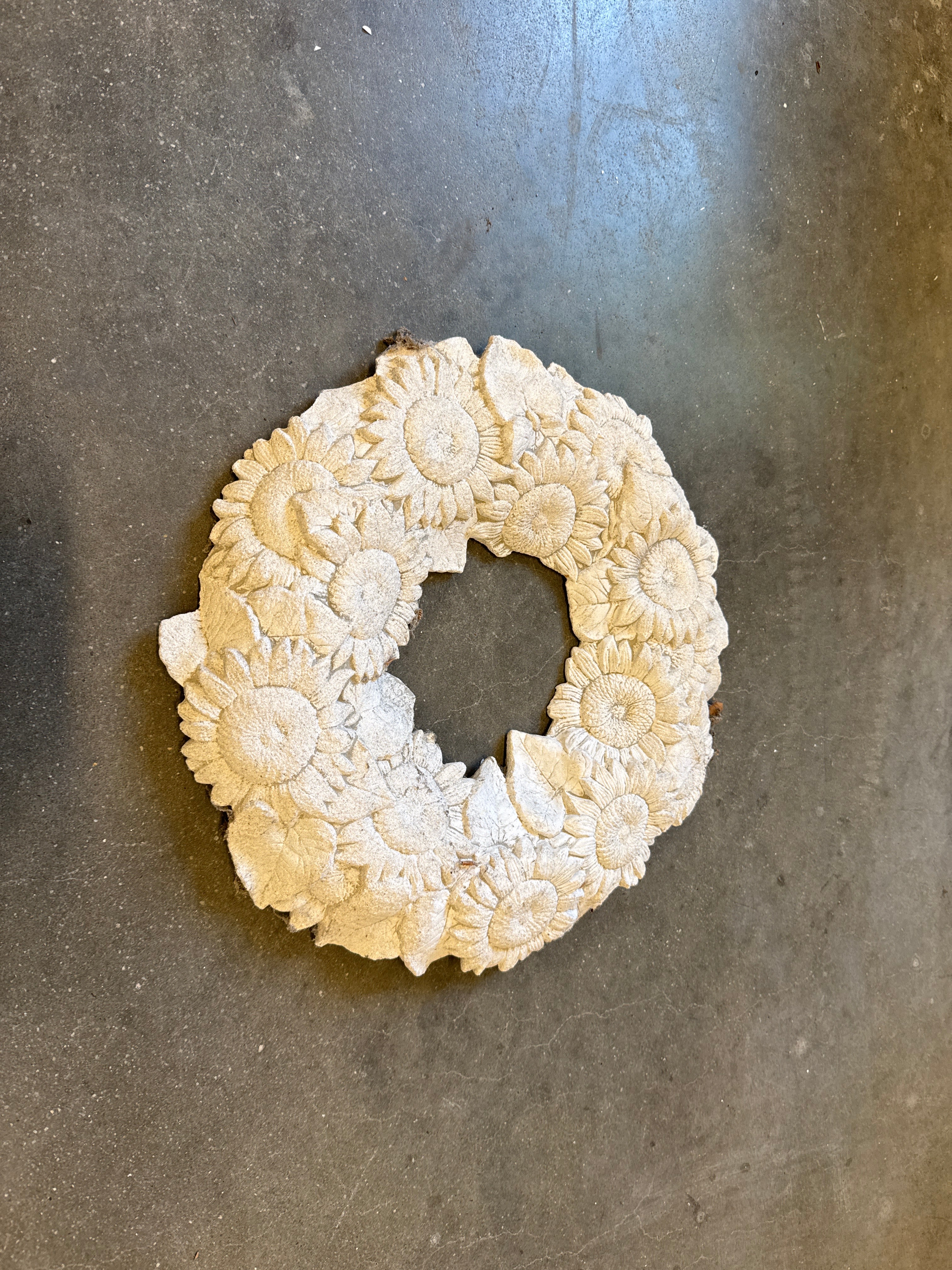 Bloemenkrans beton wit