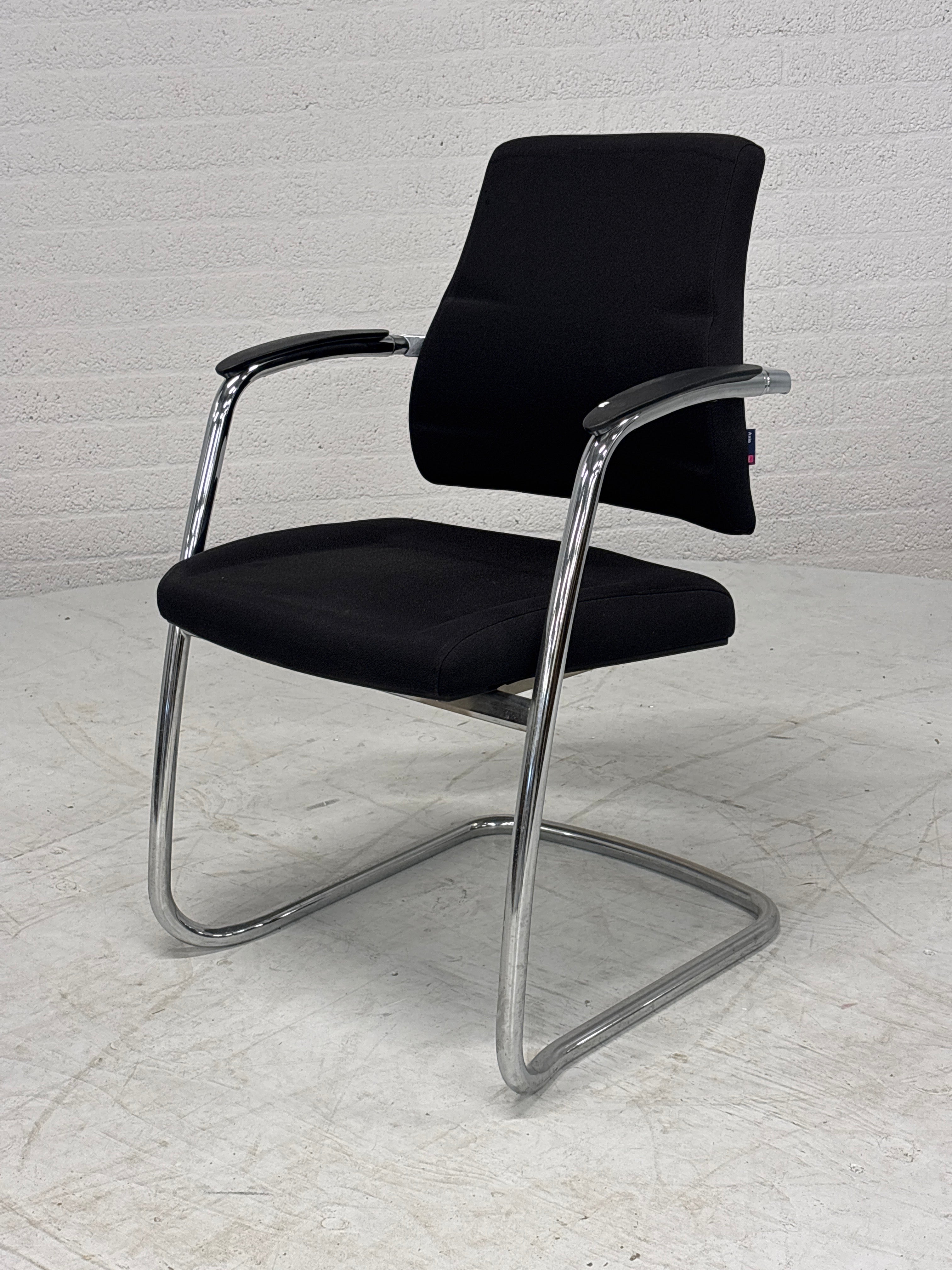 4 Bijzonder mooie comfortabele Axia stoelen voor vergader of eettafel.