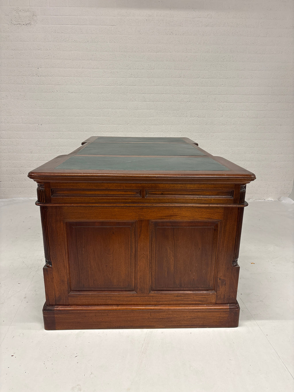 Bureau met leren inleg