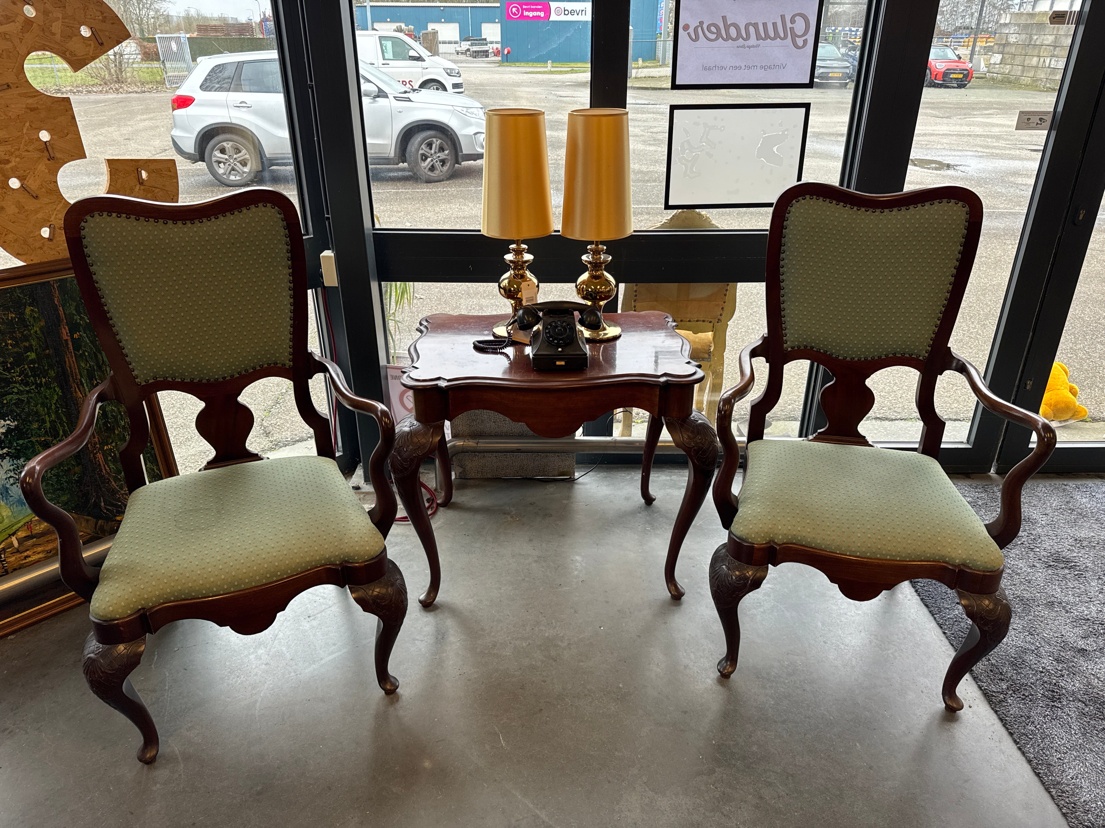 Wijntafel en twee zetels passend bij set