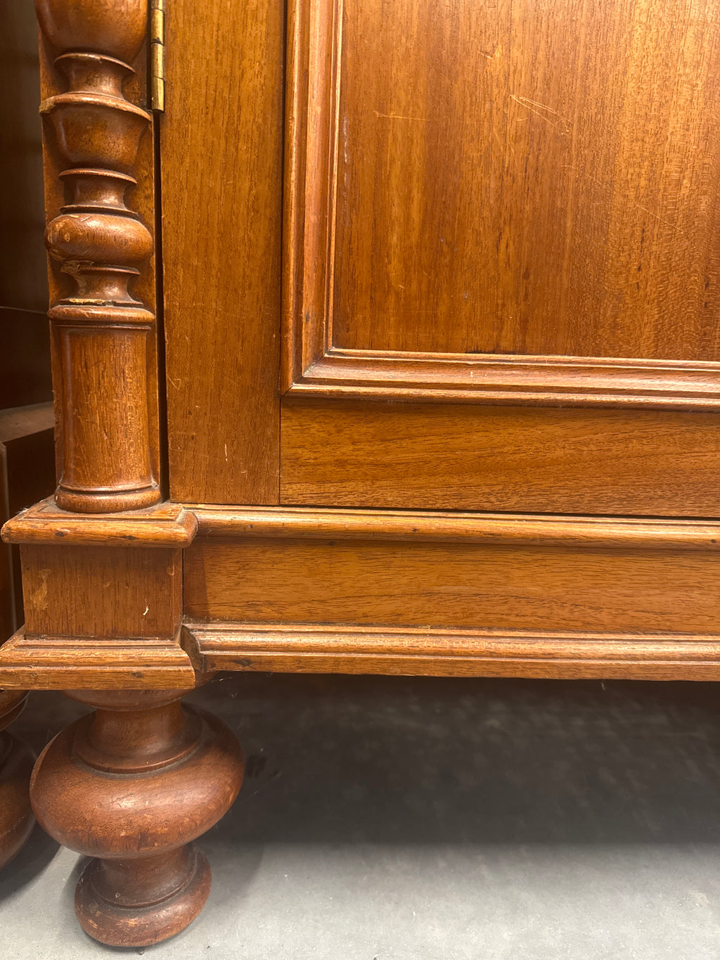 Antieke vitrinekast, prachtig gedetailleerd houtsnijwerk