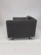 Design Gelderlander 4800 rode bank met twee grijze fauteuils