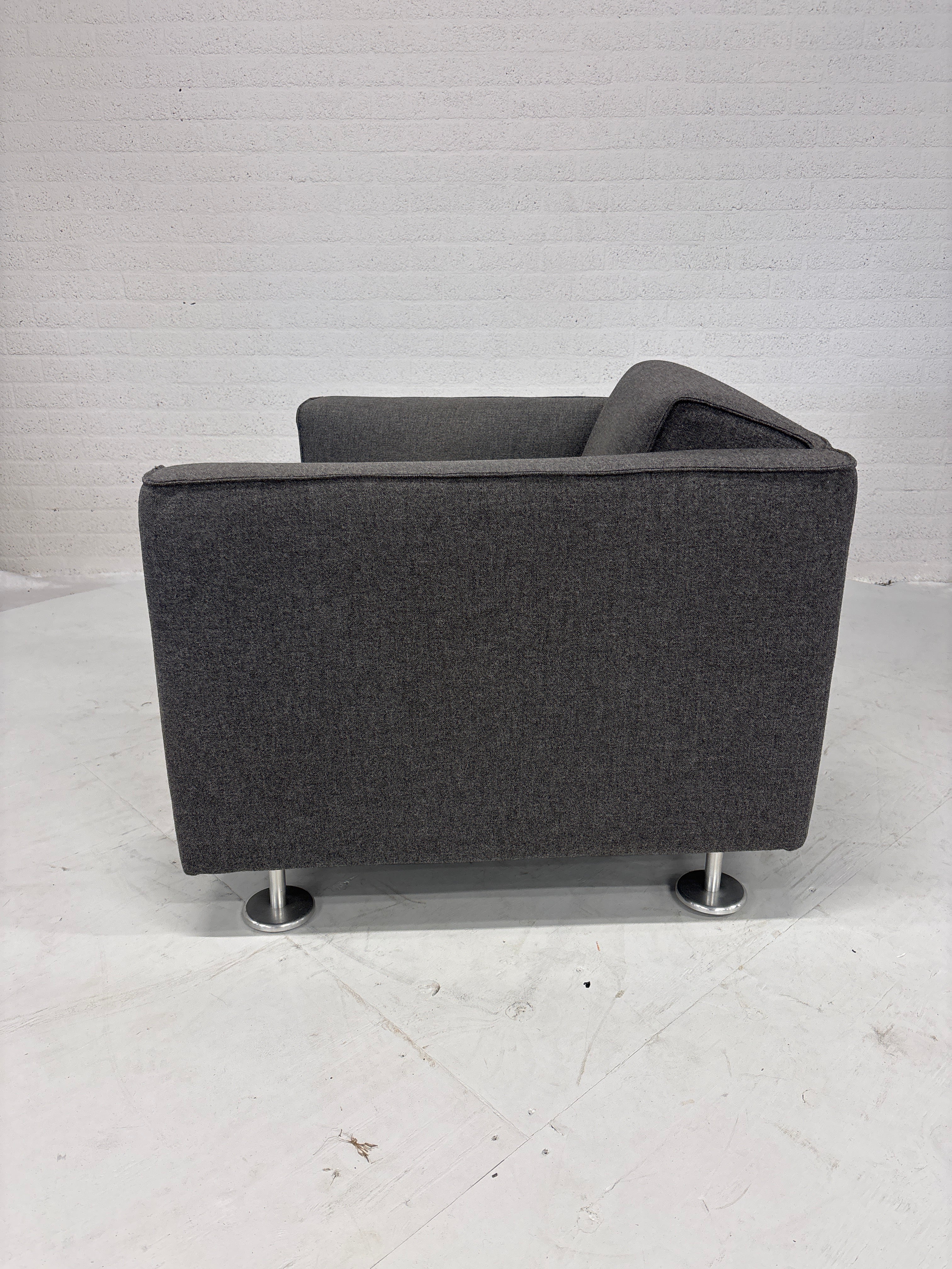 Design Gelderlander 4800 rode bank met twee grijze fauteuils