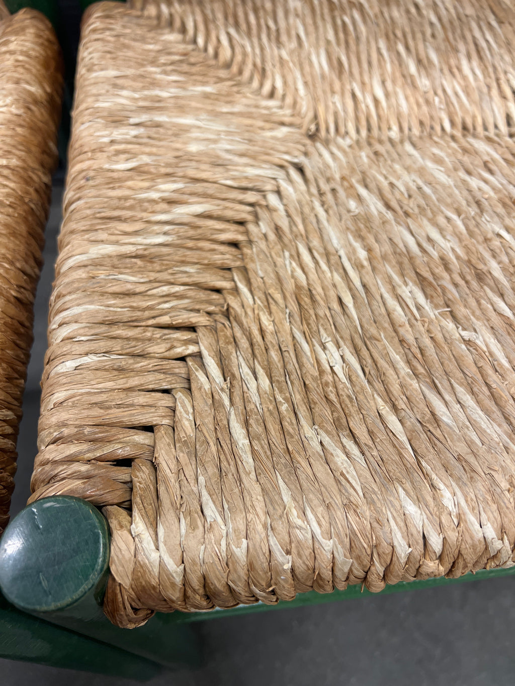 Groene vintage stoel met rotan zitting