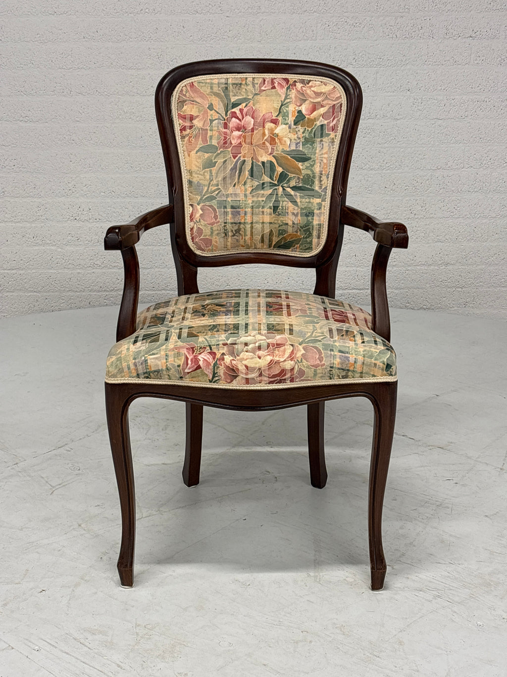 Stoel met bloem bekleding