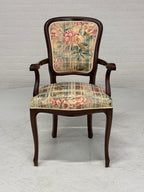Stoel met bloem bekleding