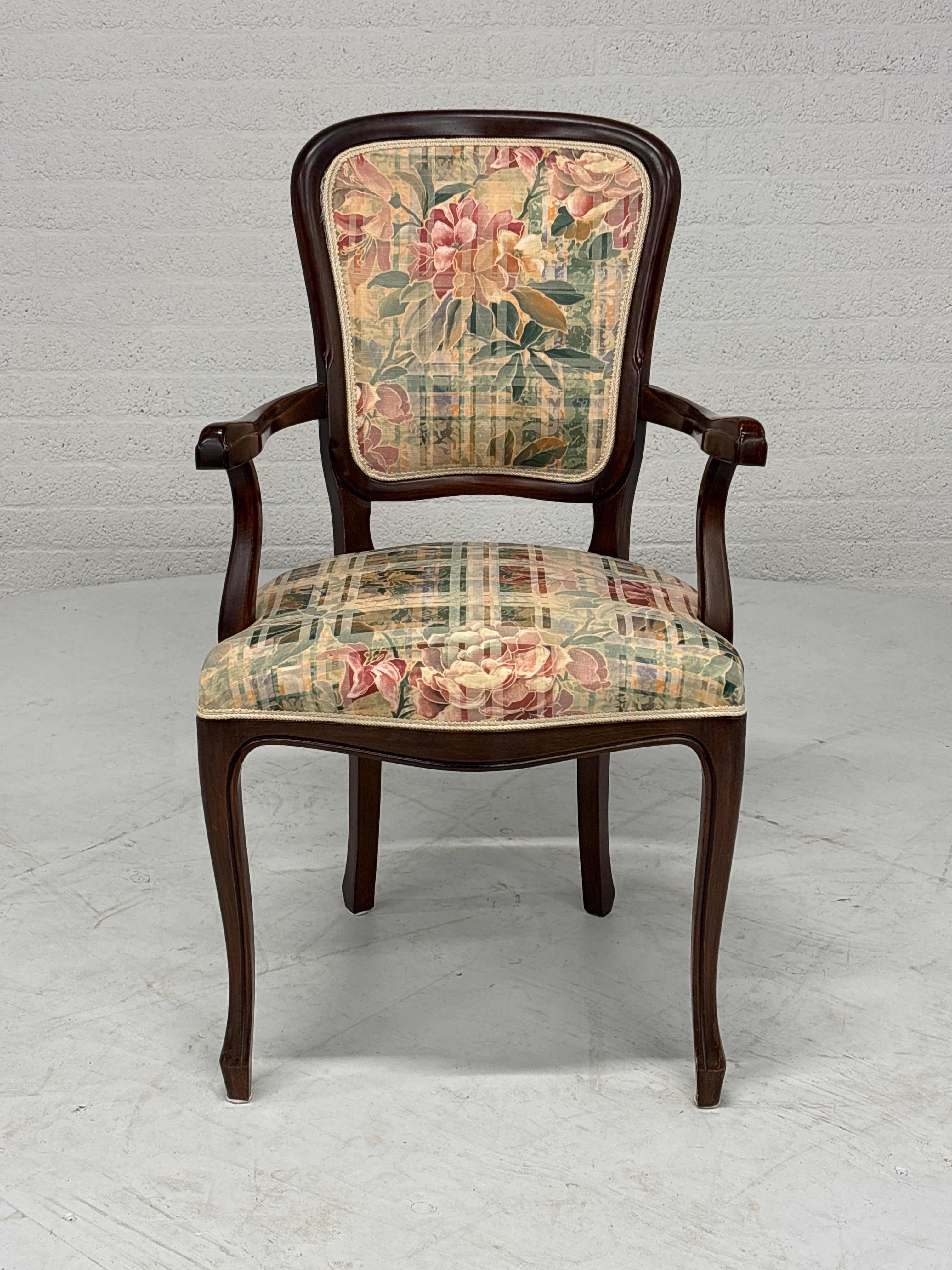 Stoel met bloem bekleding