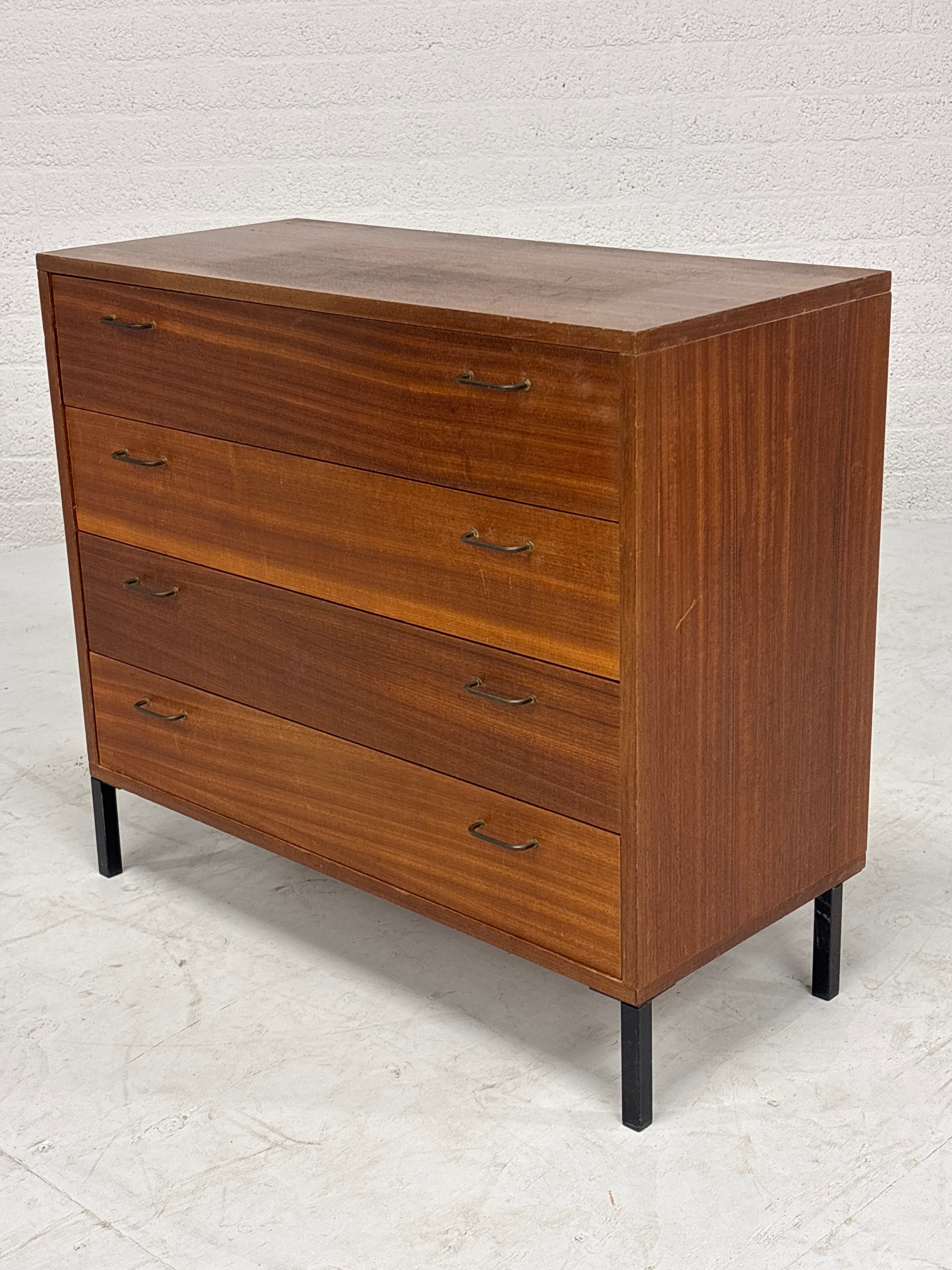 Vintage kastje met 4 laden , breed