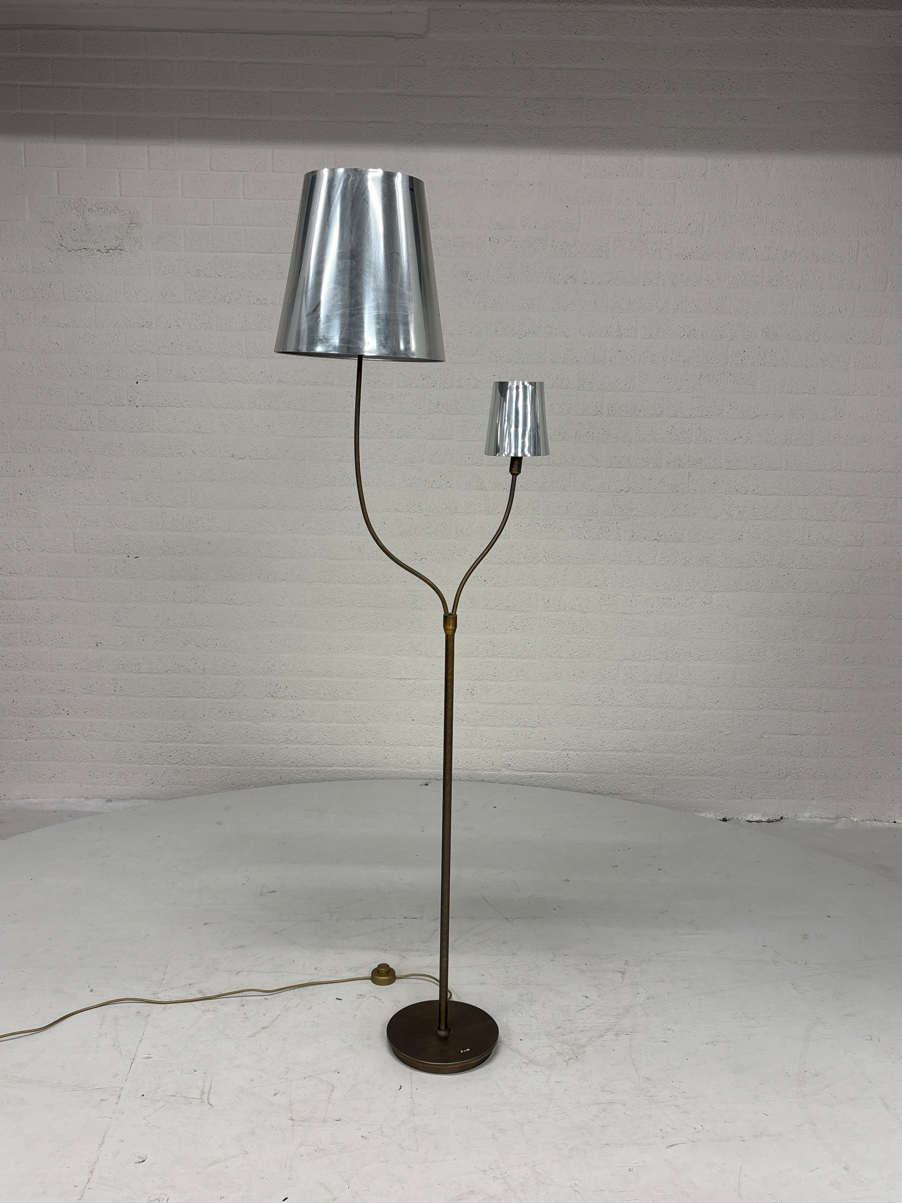 Staande lamp met chromen kappen