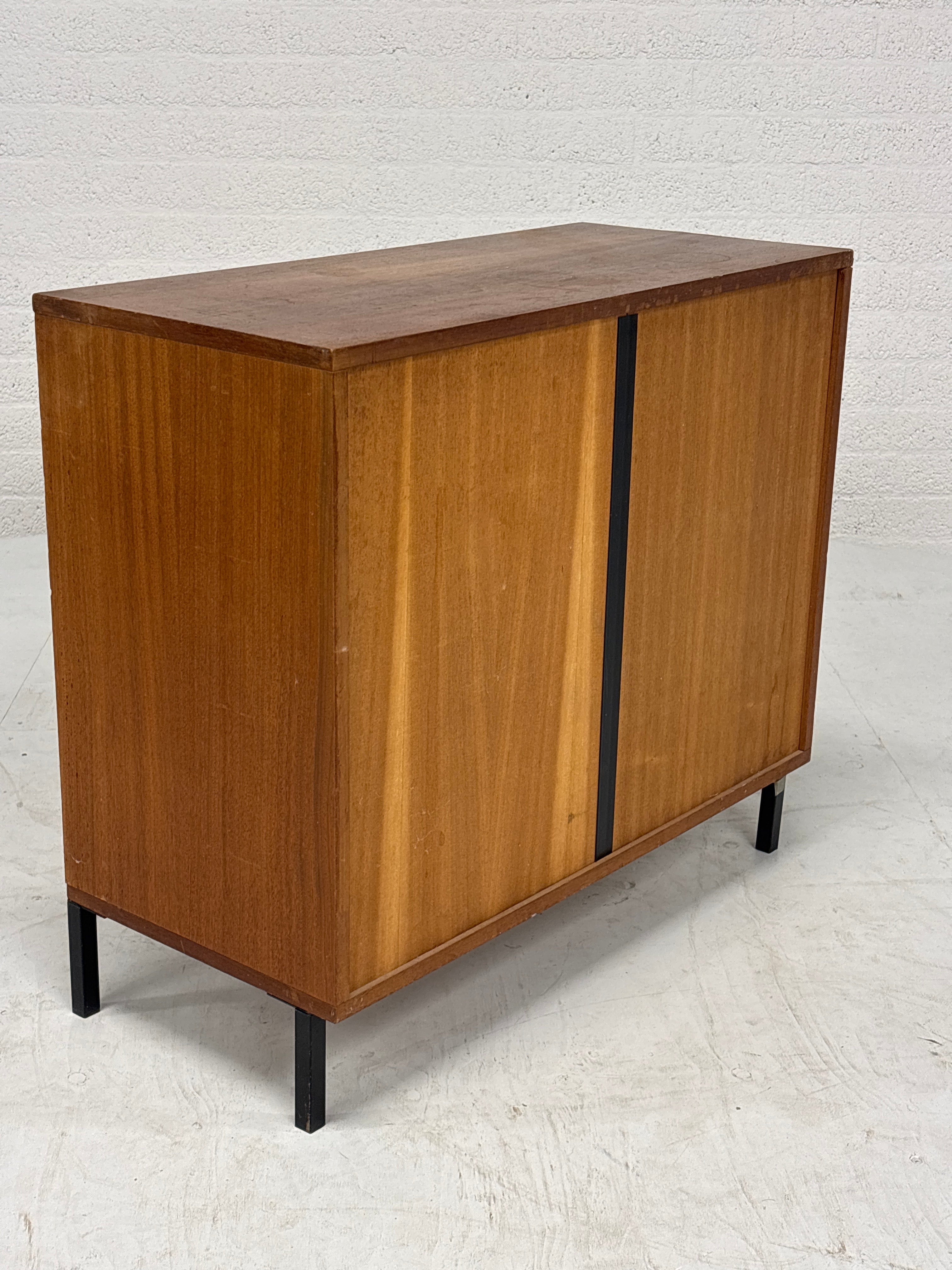 Vintage kastje met deurtjes