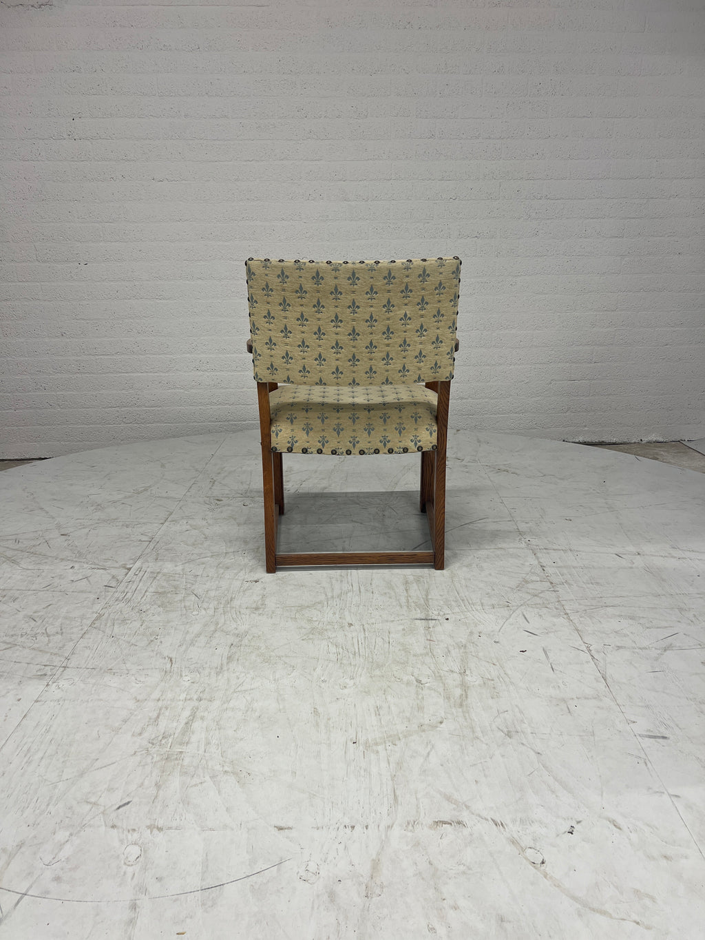 Houten armstoel met fleur-de-lis bekleding