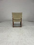 Houten armstoel met fleur-de-lis bekleding
