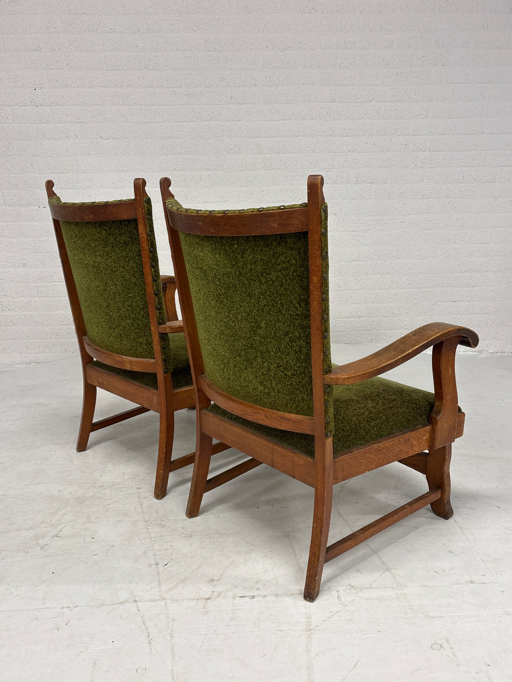 Robuuste stoelen met groene stof bekleding