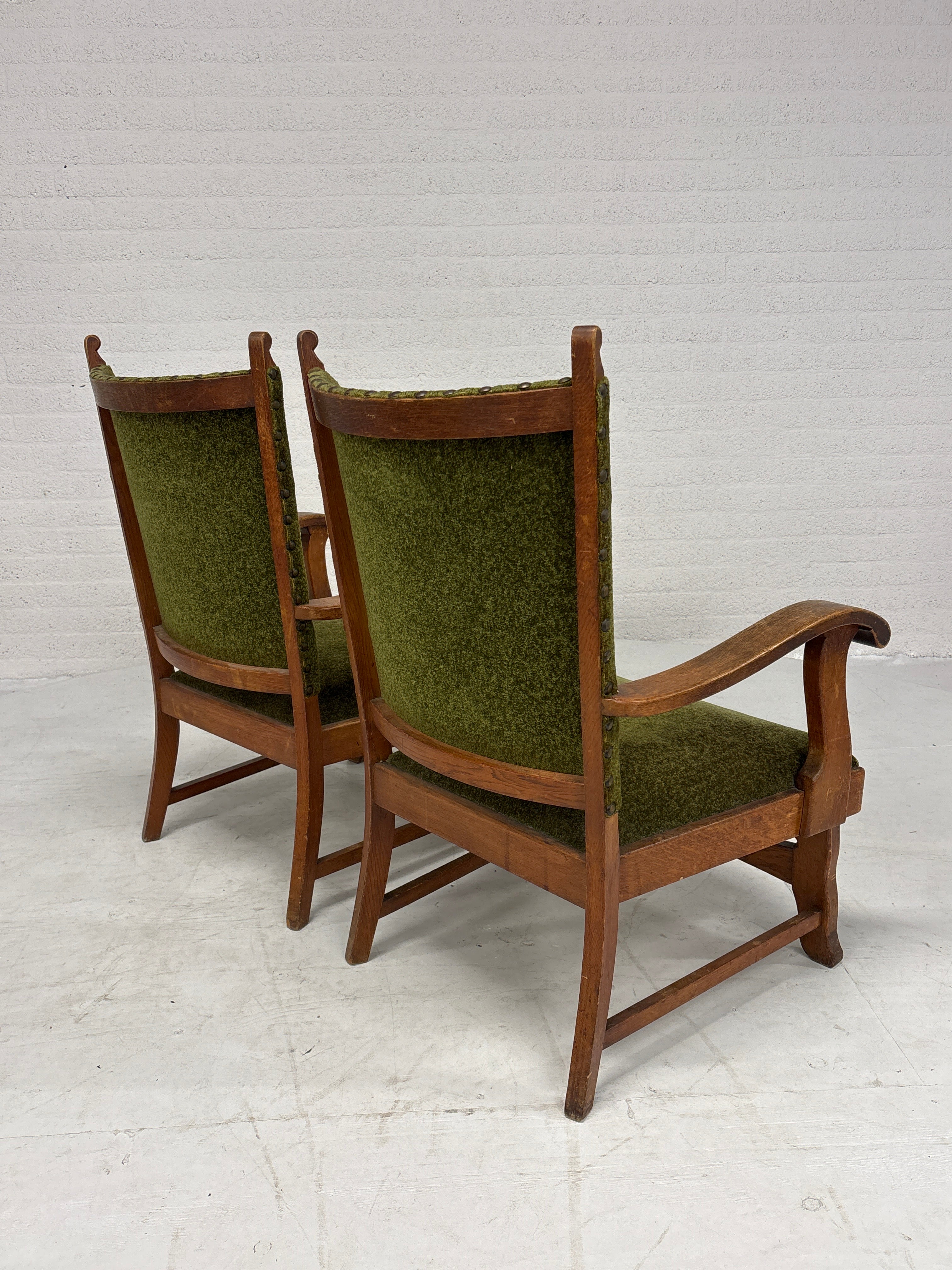 Robuuste stoelen met groene stof bekleding
