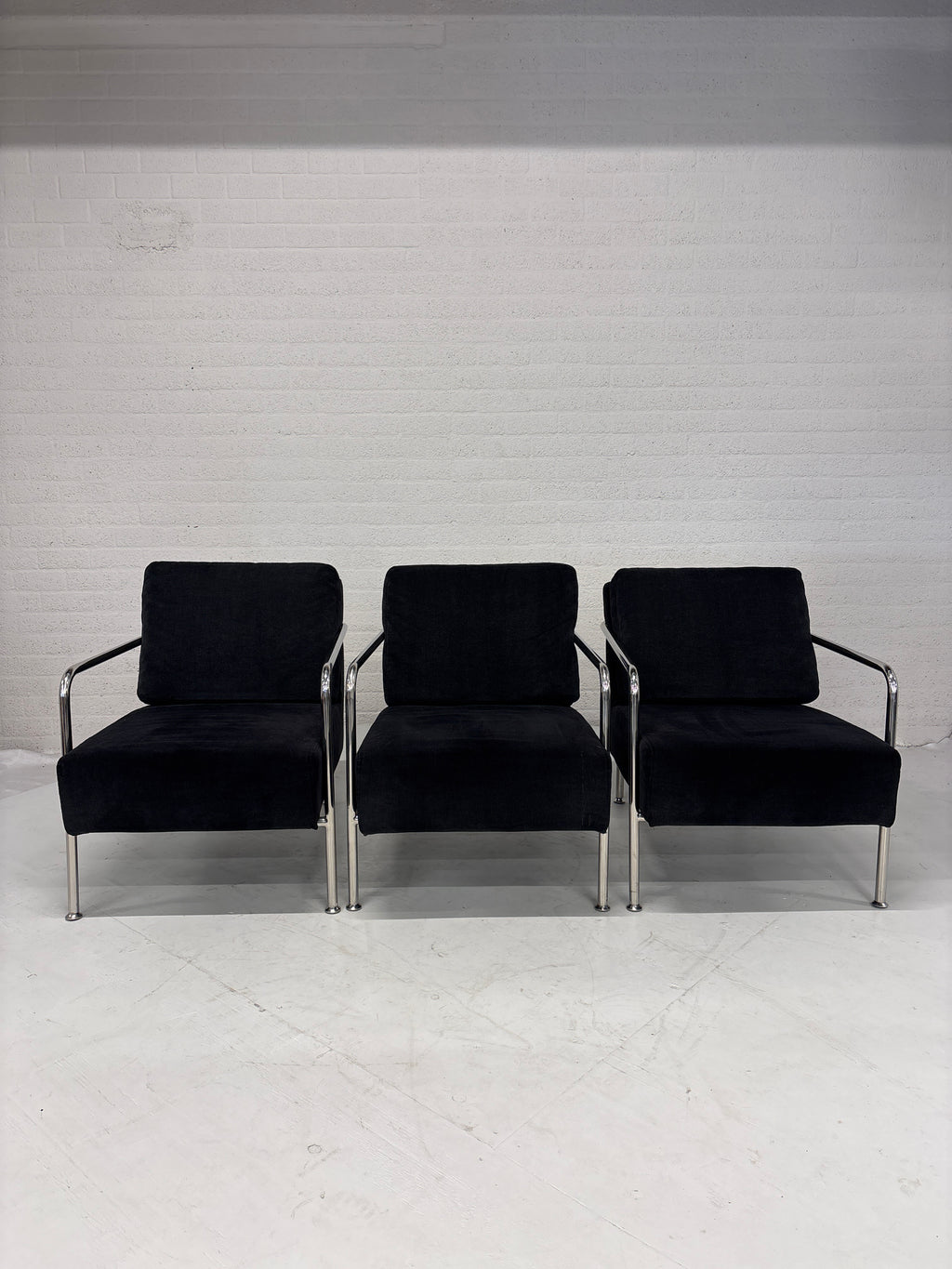 Design fauteuil zwarte stof met chromen frame