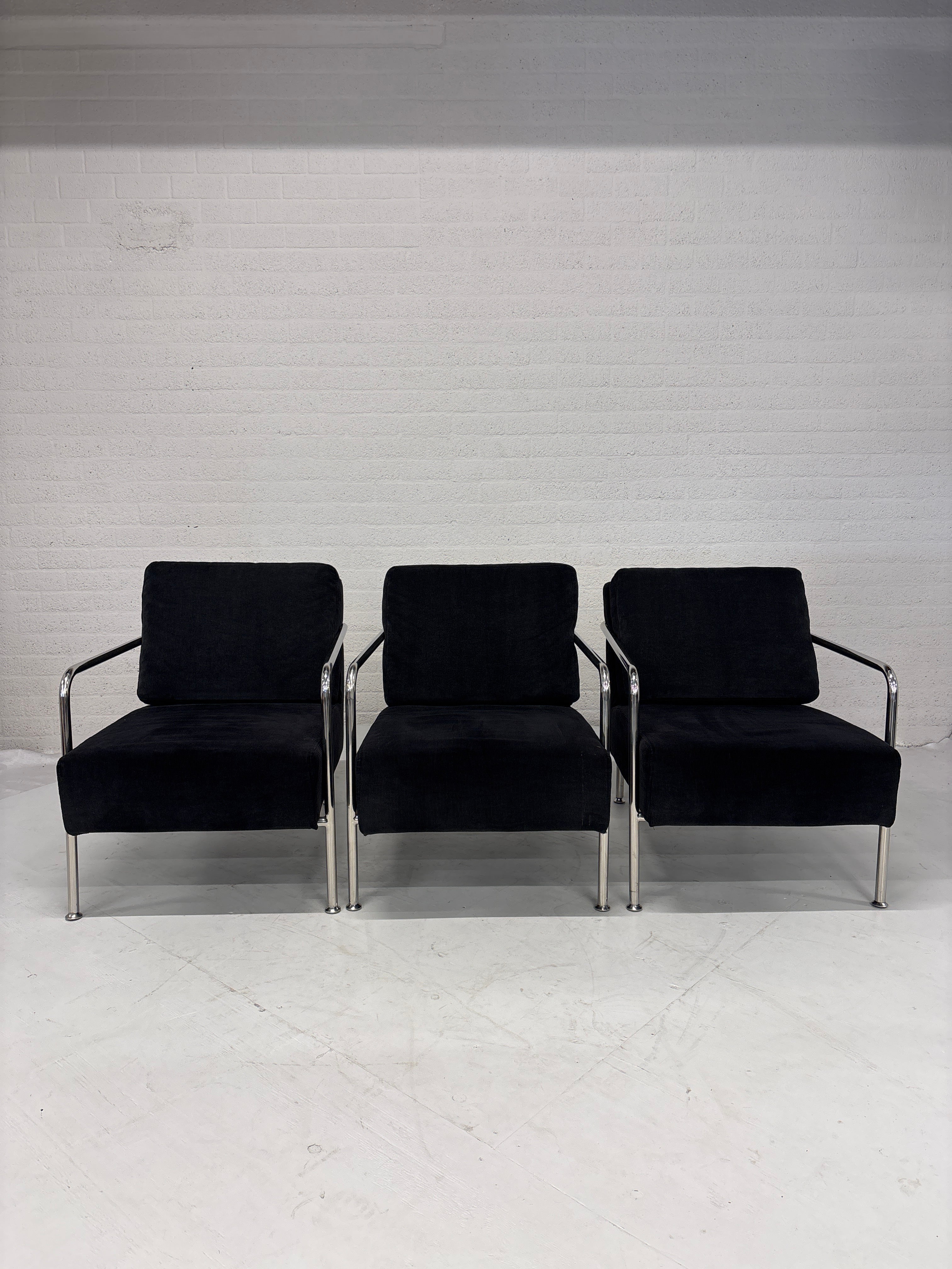 Design fauteuil zwarte stof met chromen frame