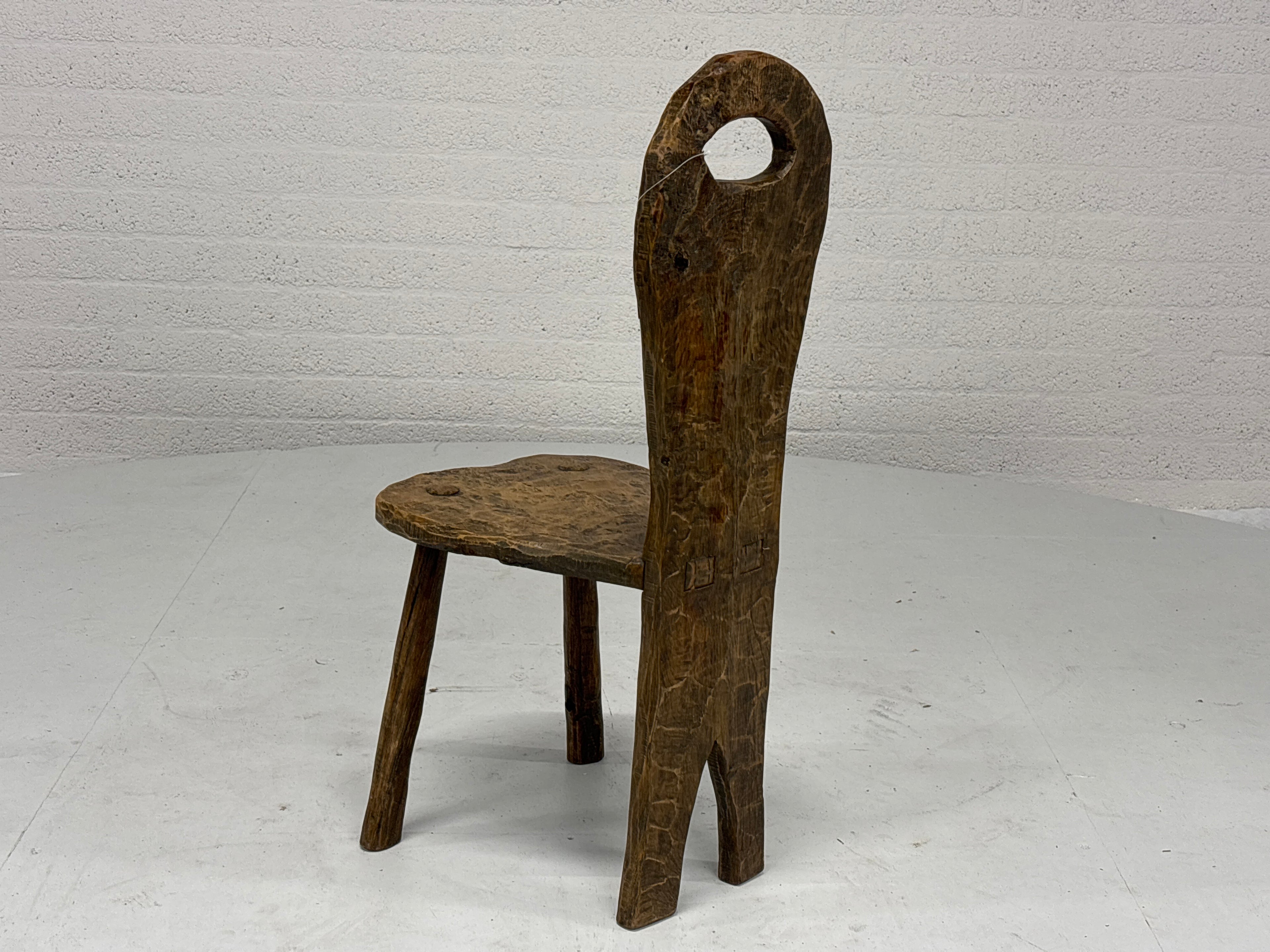 Brutalistische stoel hout driepoot zonnebloem