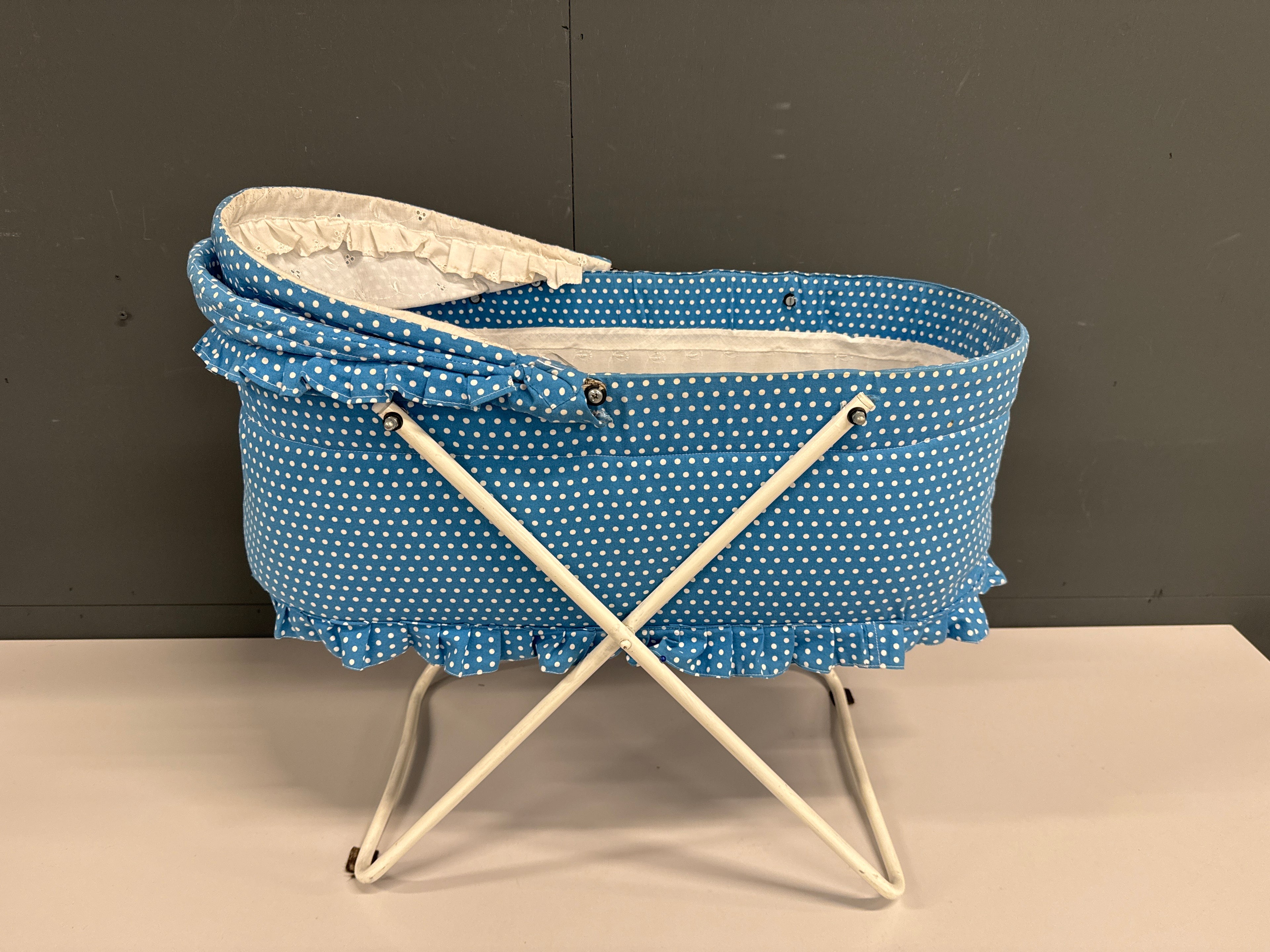 Poppenwieg blauw met dekentjes