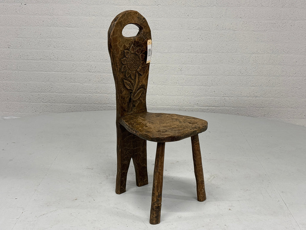 Brutalistische stoel hout driepoot zonnebloem