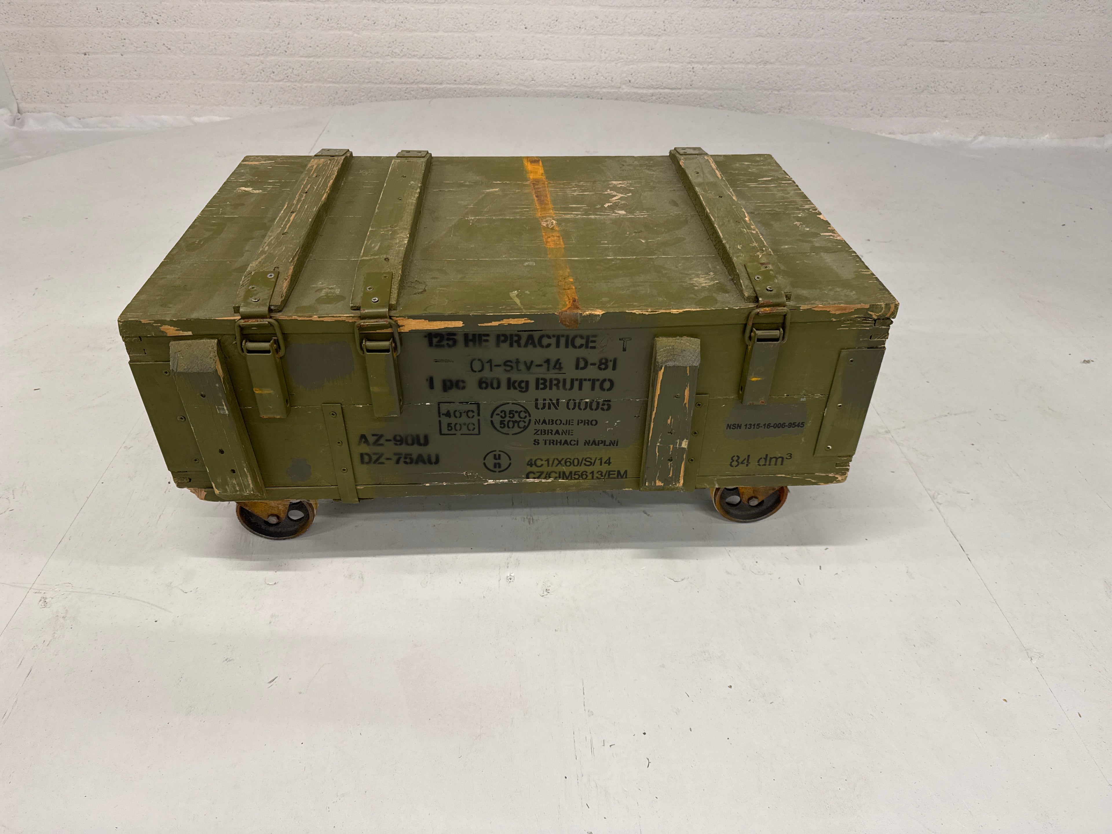 Munitiekust groen op stalen wielen