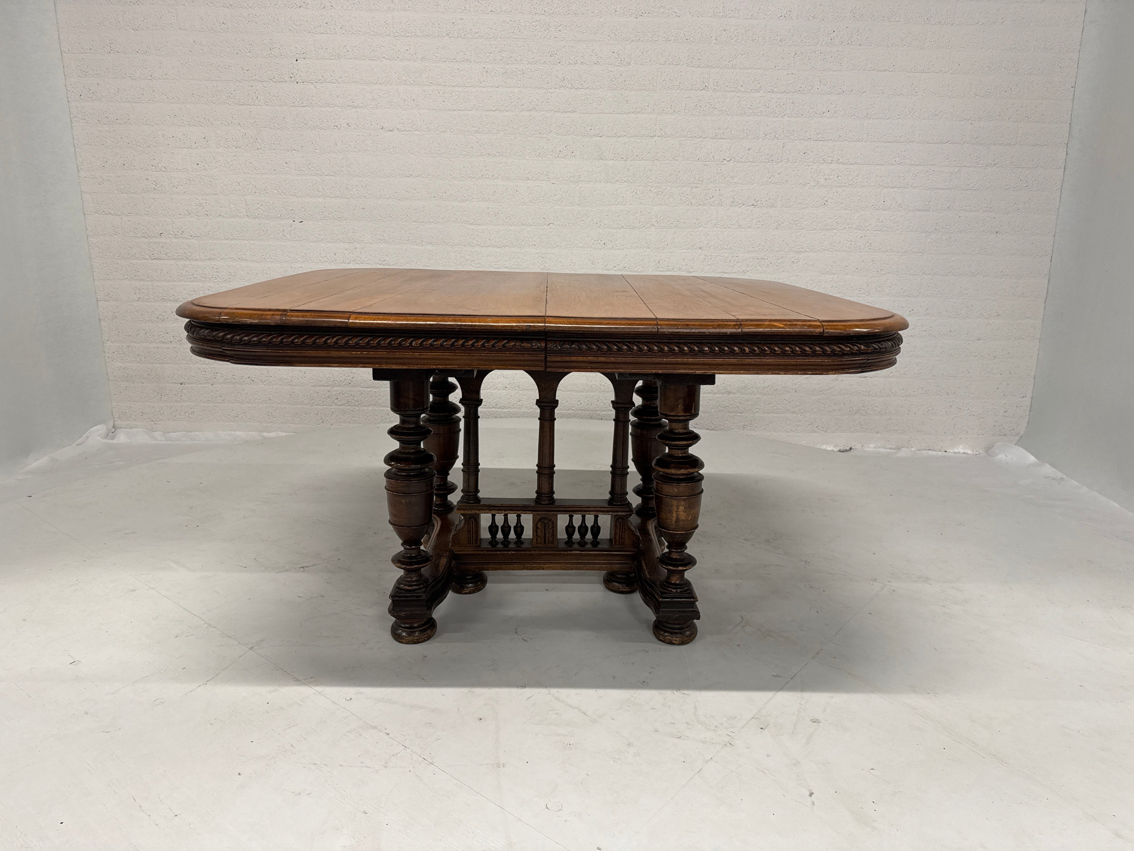 Robuuste eettafel Henry II antiek