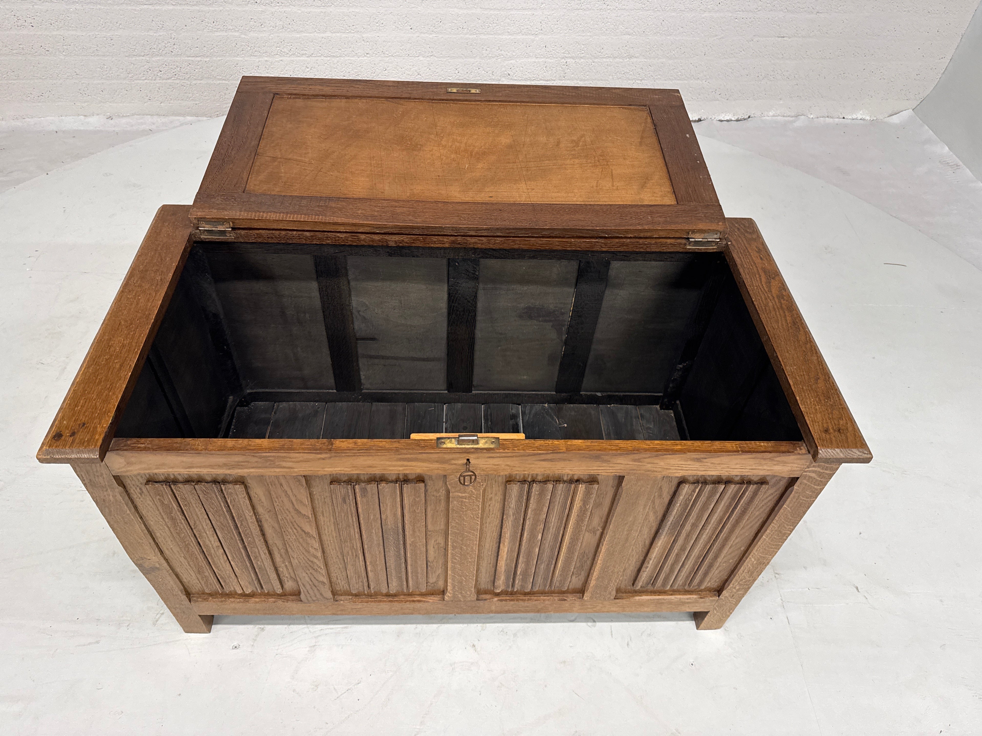 Dekenkast eiken scharnieren beschadiging