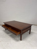 Zware salontafel. Met rondom laden en uitschuifbare bladen.